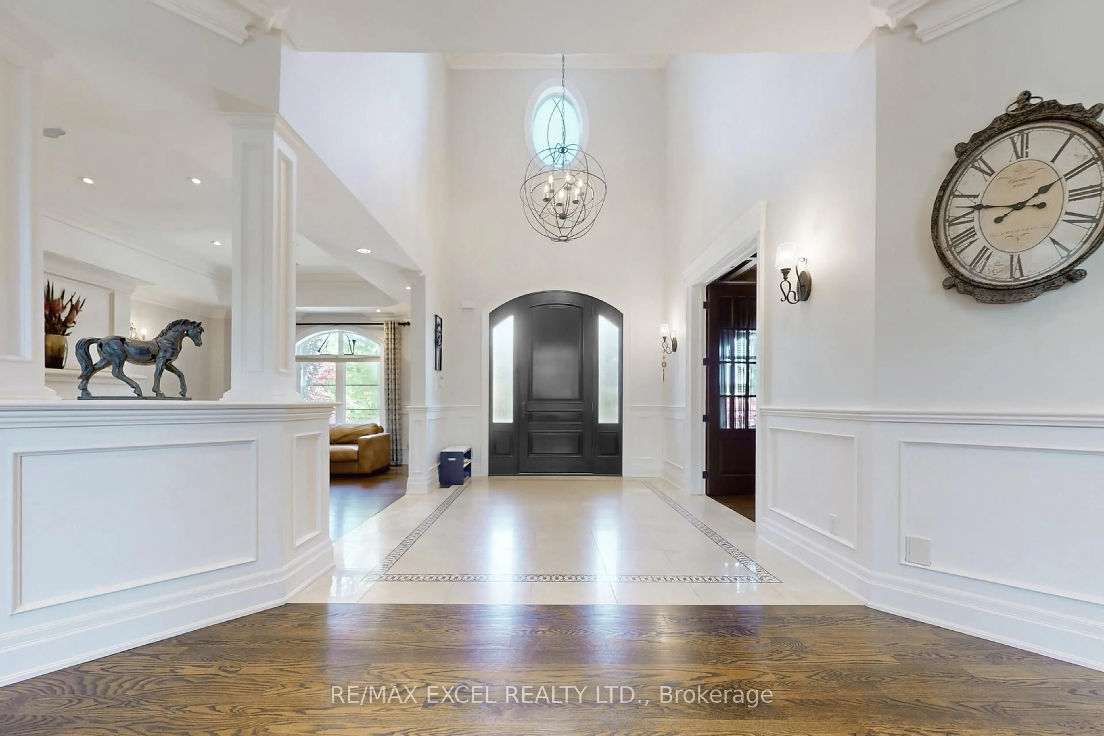 Indoor foyer for 2 Beau Crt, Aurora Ontario L4G 0H4
