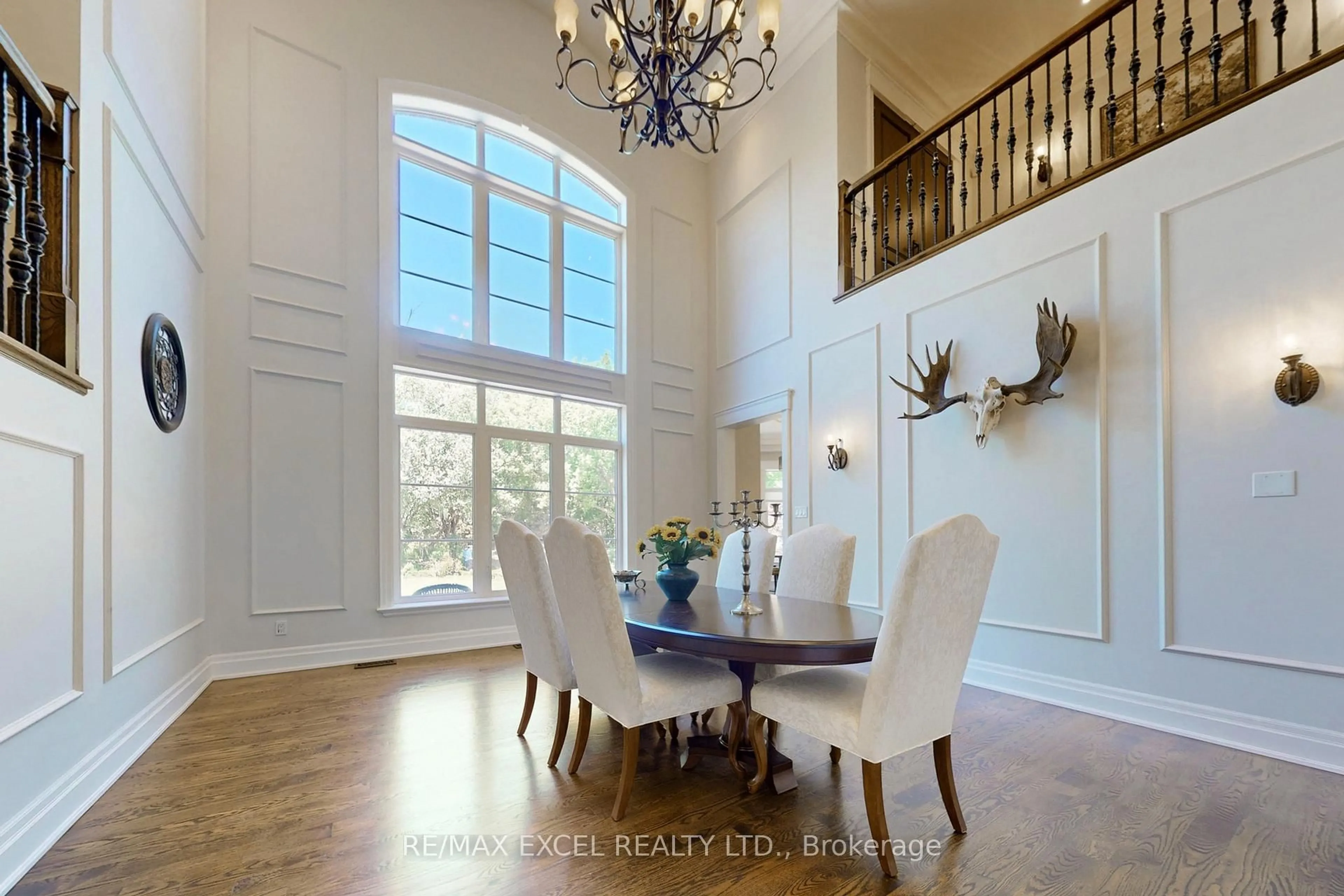 Dining room, wood/laminate floor for 2 Beau Crt, Aurora Ontario L4G 0H4