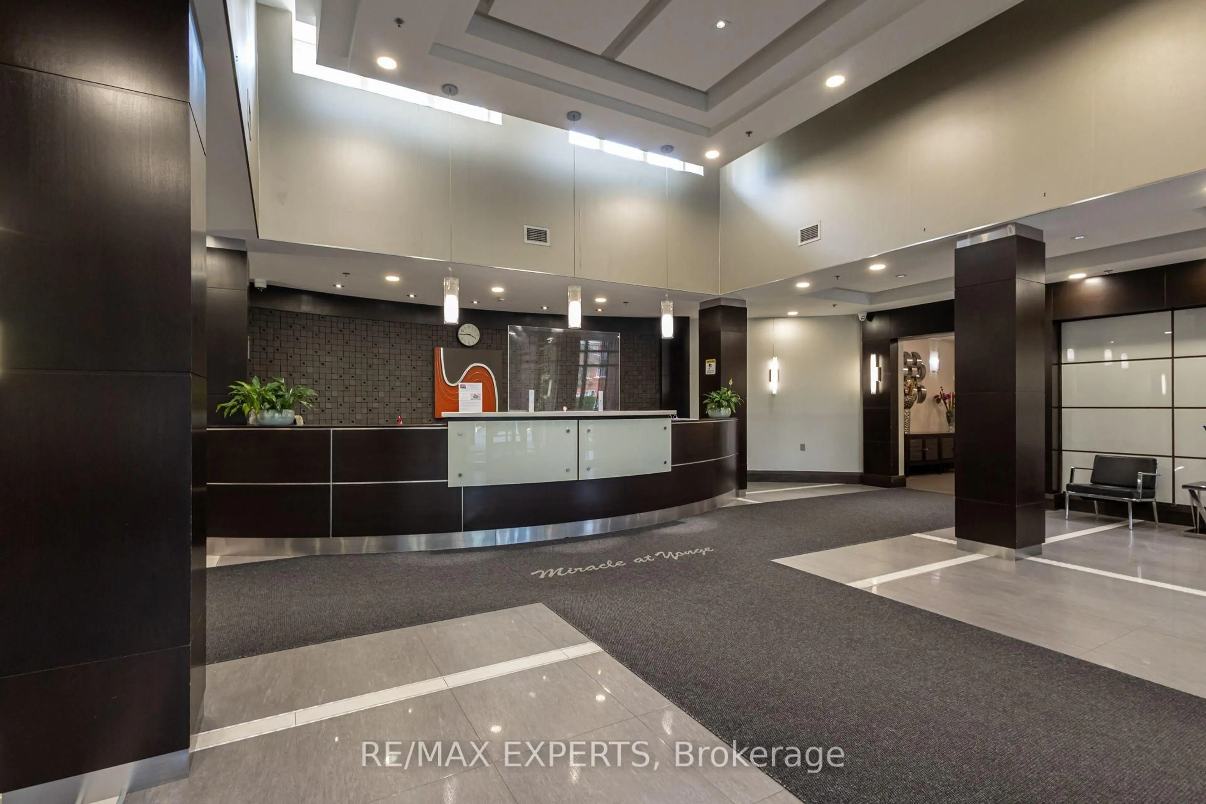 Indoor foyer for 75 King William Cres #1009, Richmond Hill Ontario L4B 0C1