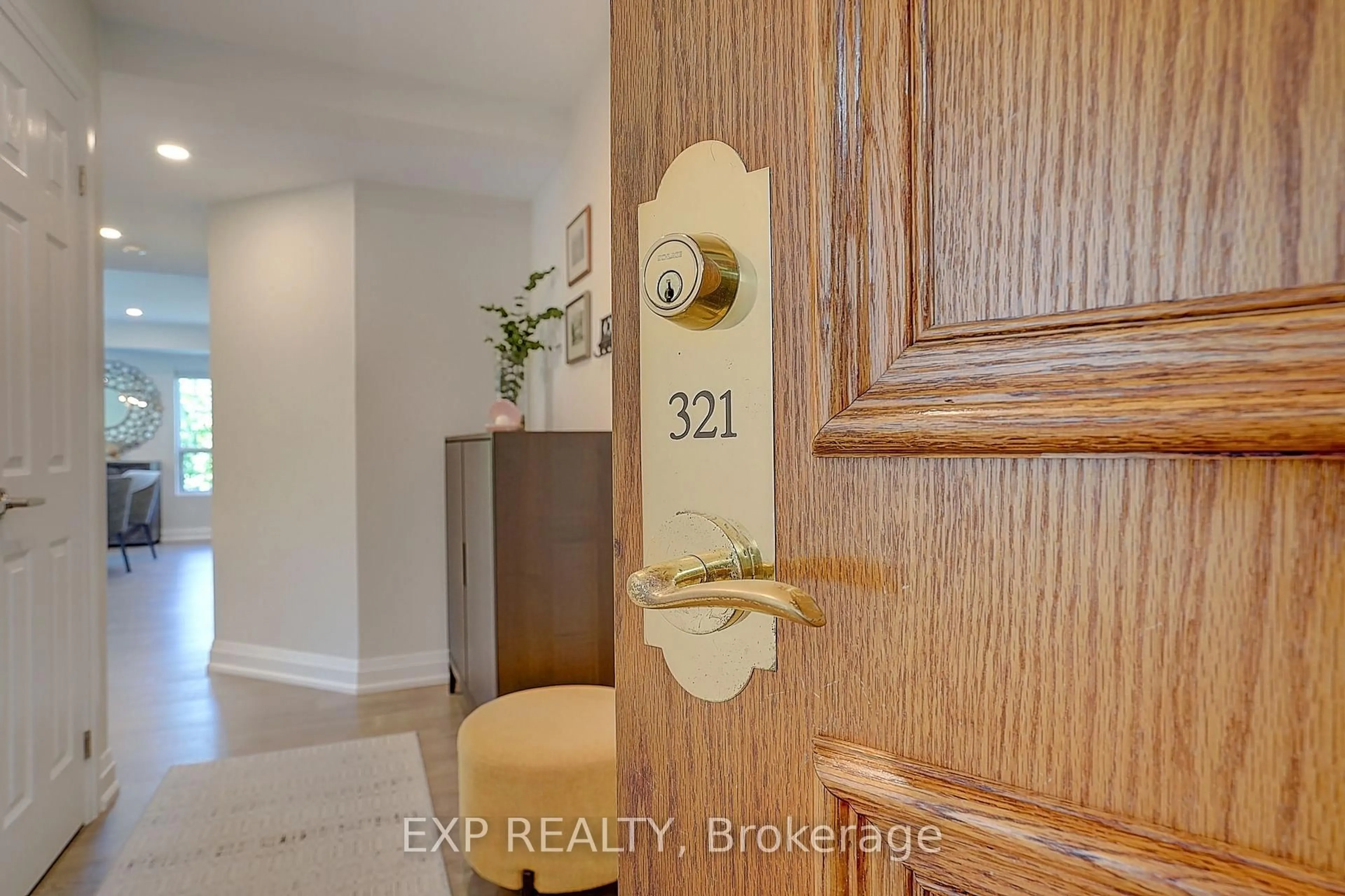 Indoor entryway for 900 Bogart Mill Tr #321, Newmarket Ontario L3Y 8V5