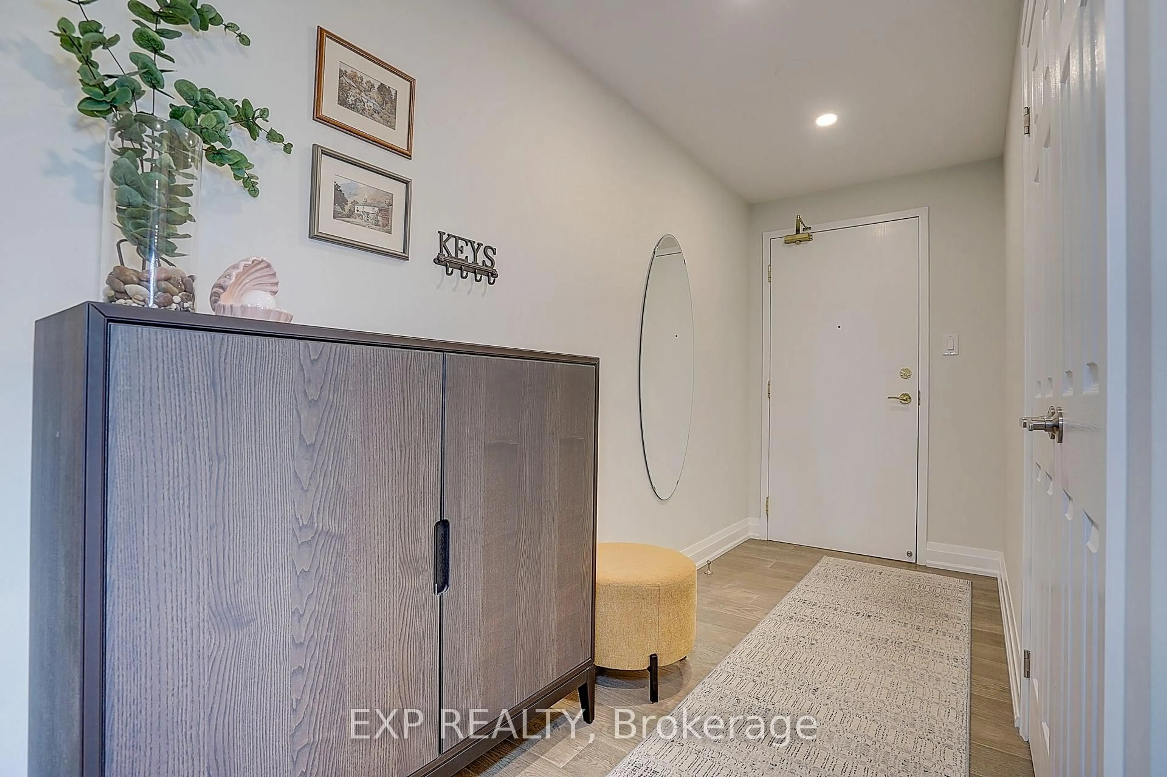 Indoor entryway for 900 Bogart Mill Tr #321, Newmarket Ontario L3Y 8V5