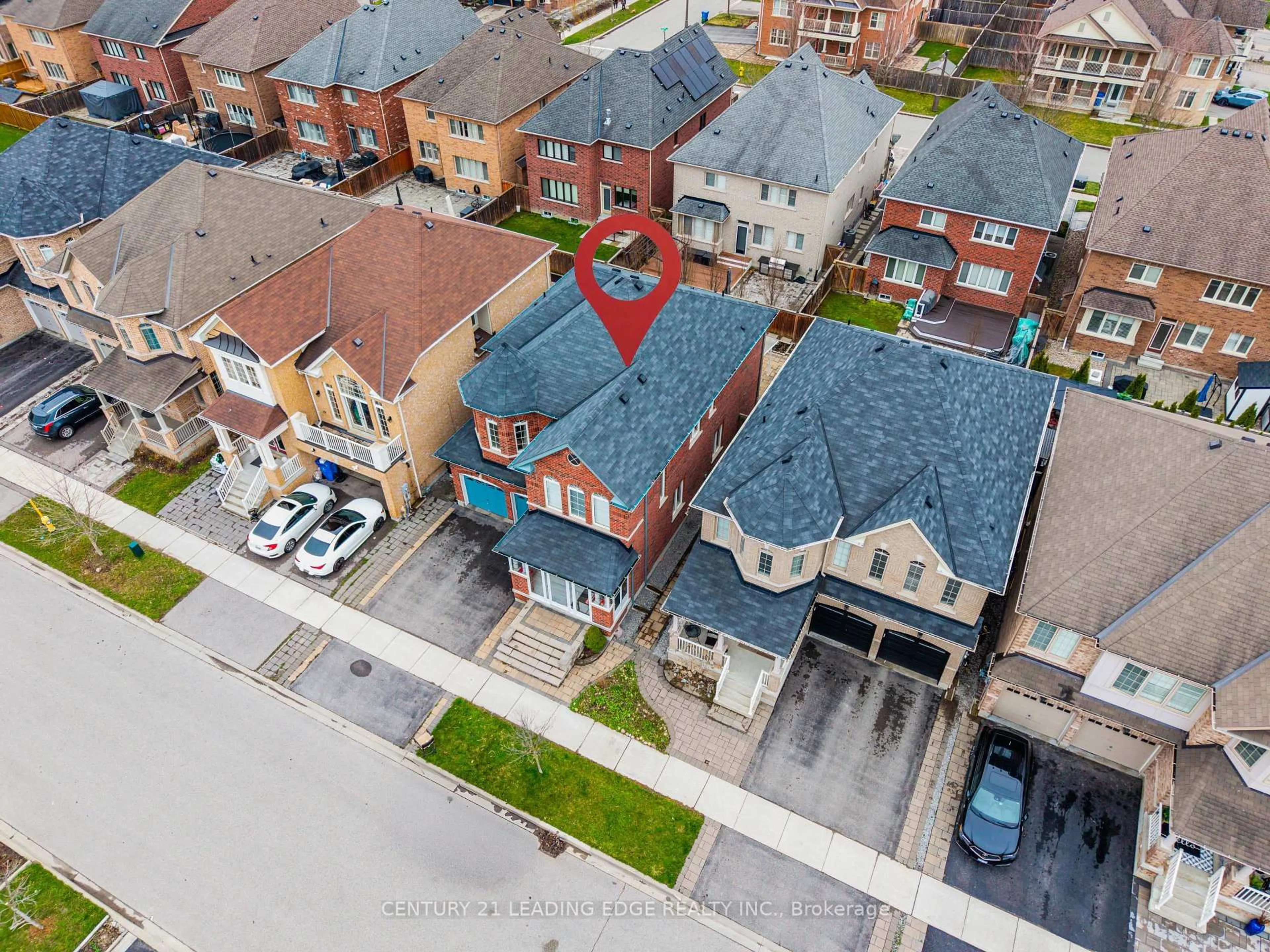 A pic from outside/outdoor area/front of a property/back of a property/a pic from drone, street for 62 Creekland Ave, Whitchurch-Stouffville Ontario L4A 1X4