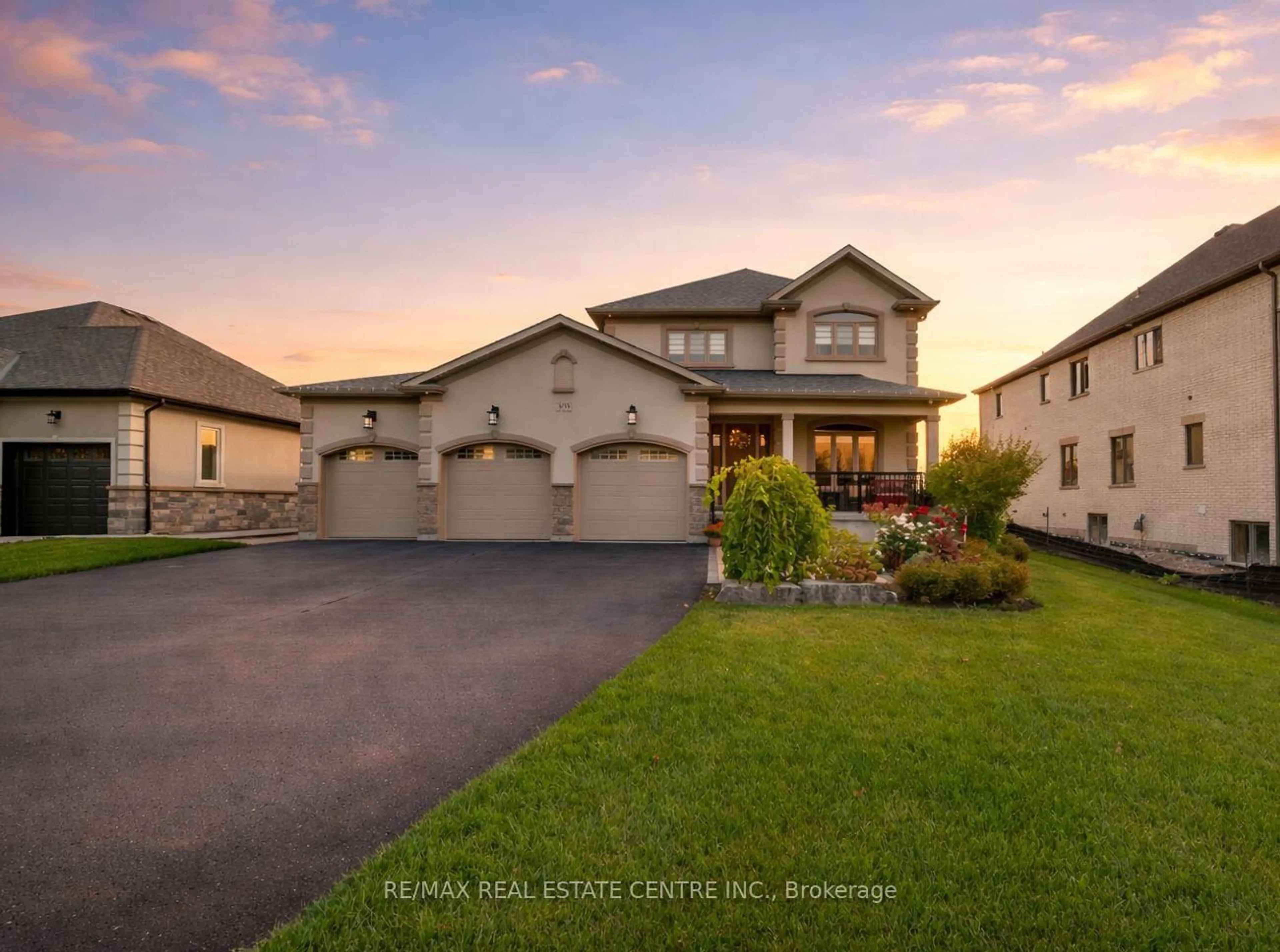 A pic from outside/outdoor area/front of a property/back of a property/a pic from drone, unknown for 303 Sunnybrae Ave, Innisfil Ontario L9S 1E5
