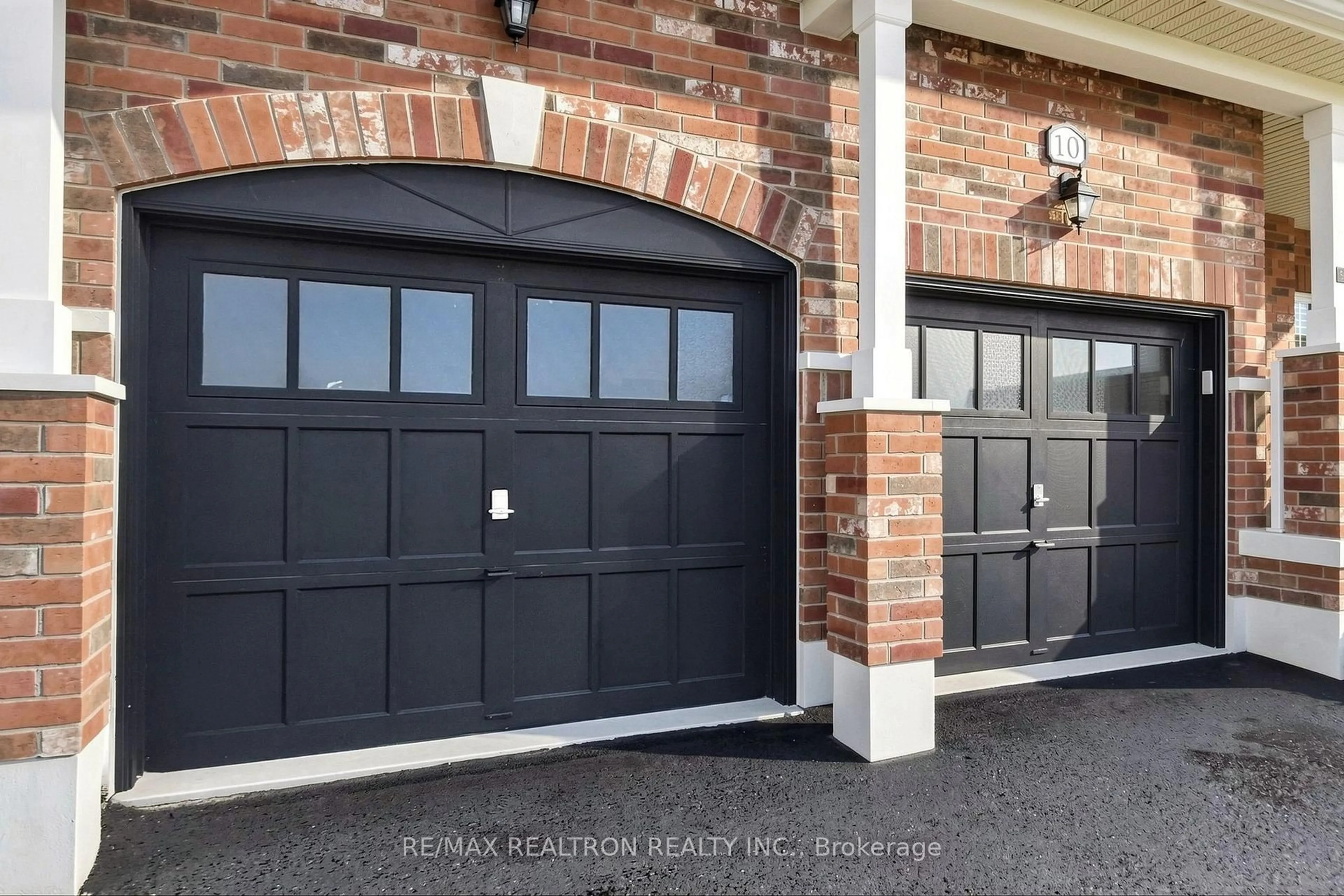 Indoor garage for 10 Terrell Ave, Georgina Ontario L4P 0C8