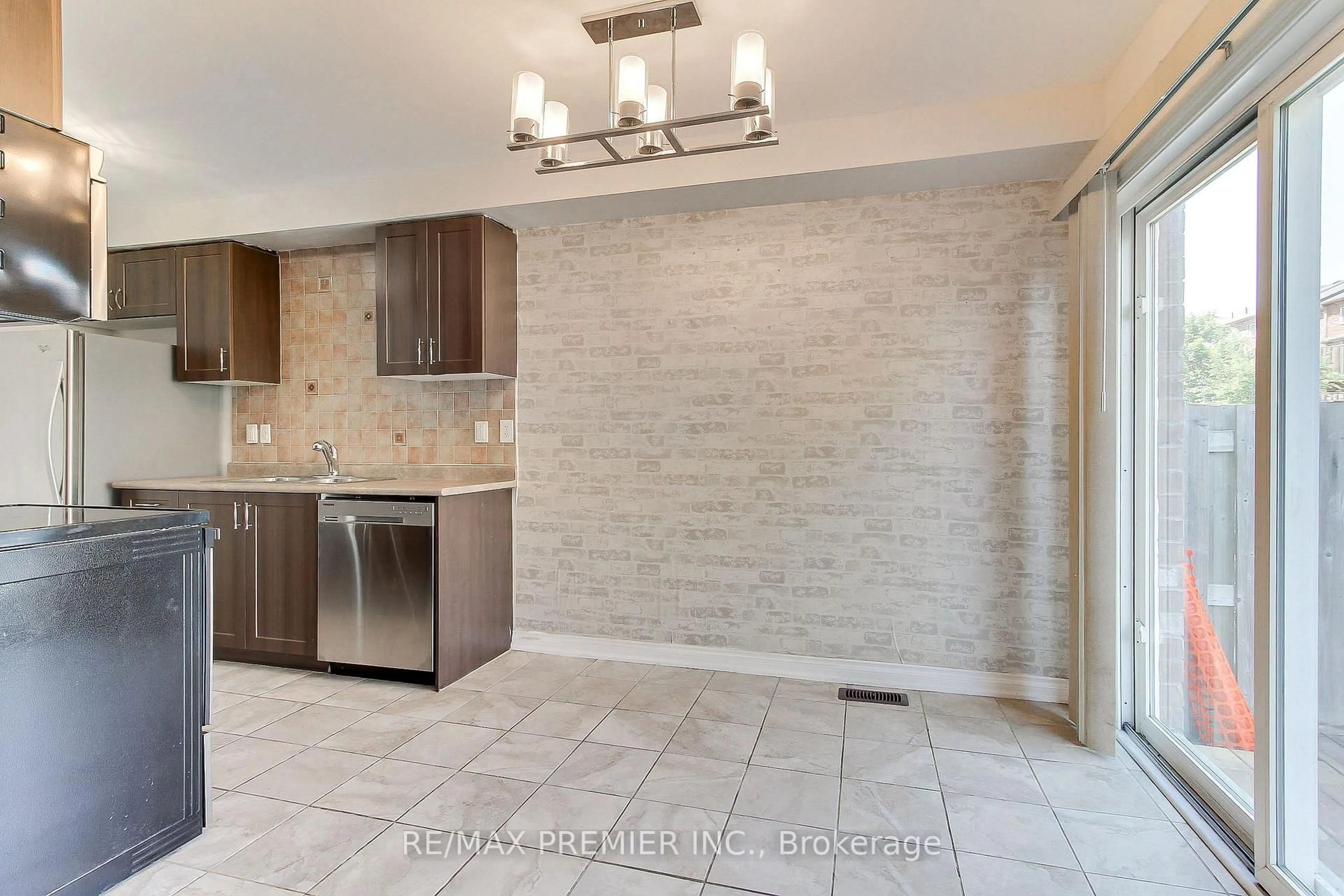 Open concept kitchen, ceramic/tile floor for 1505 Rankin Way, Innisfil Ontario L9S 0C6