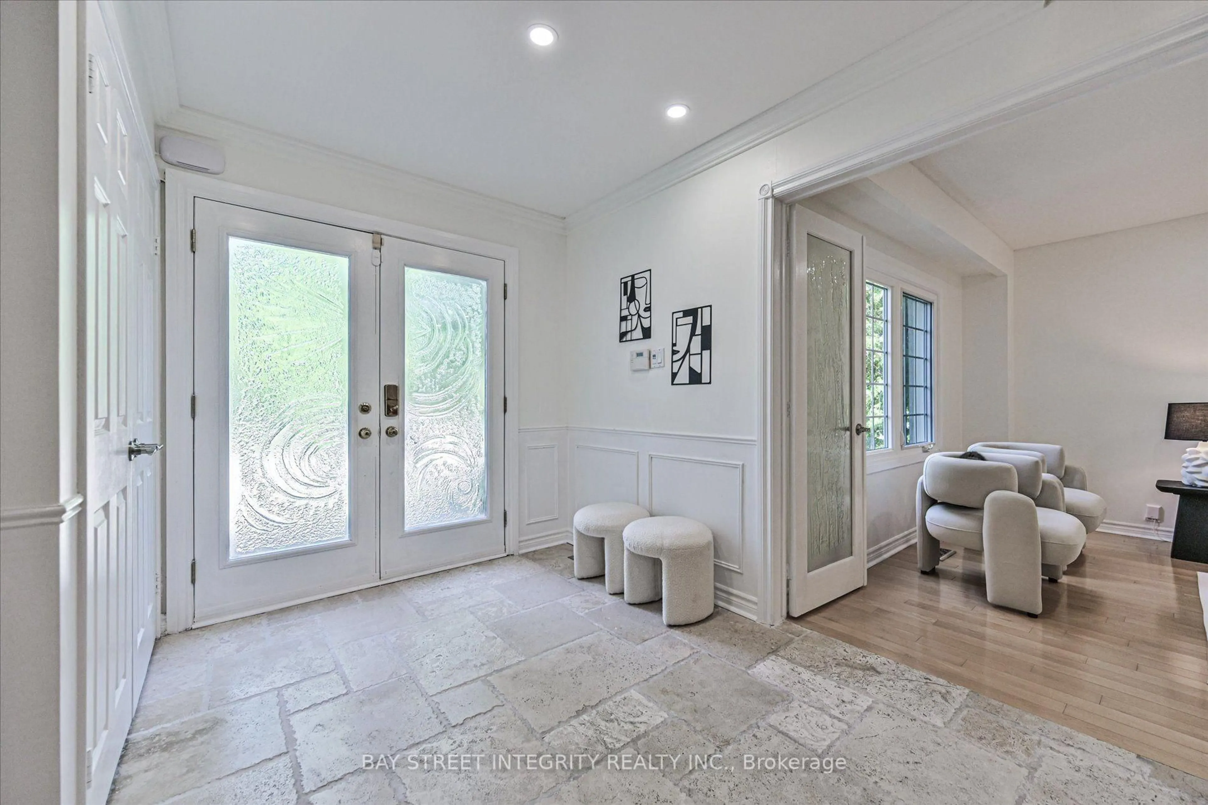 Indoor entryway for 151 Old Surrey Lane, Richmond Hill Ontario L4C 6R9