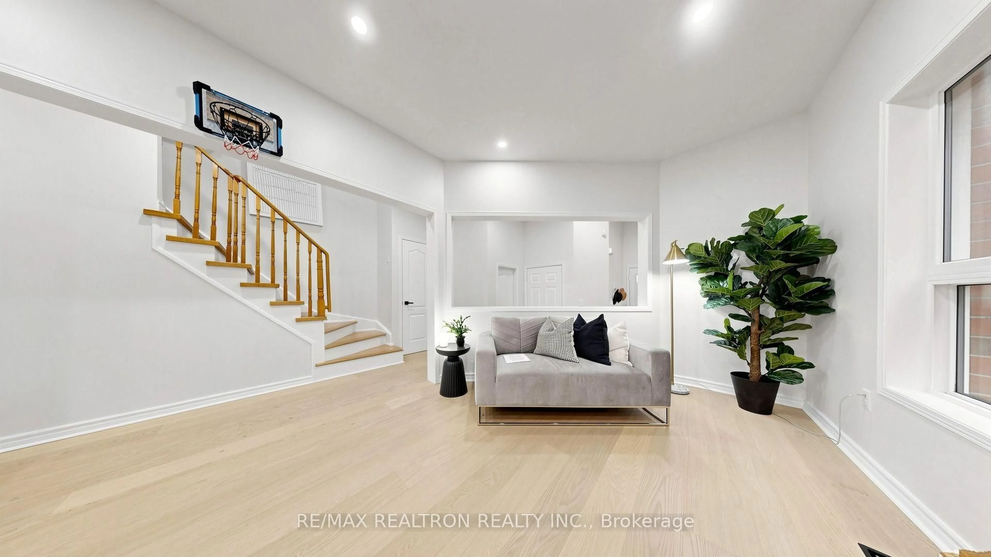 Indoor foyer for 21 Belvia Dr, Vaughan Ontario L4K 5J6
