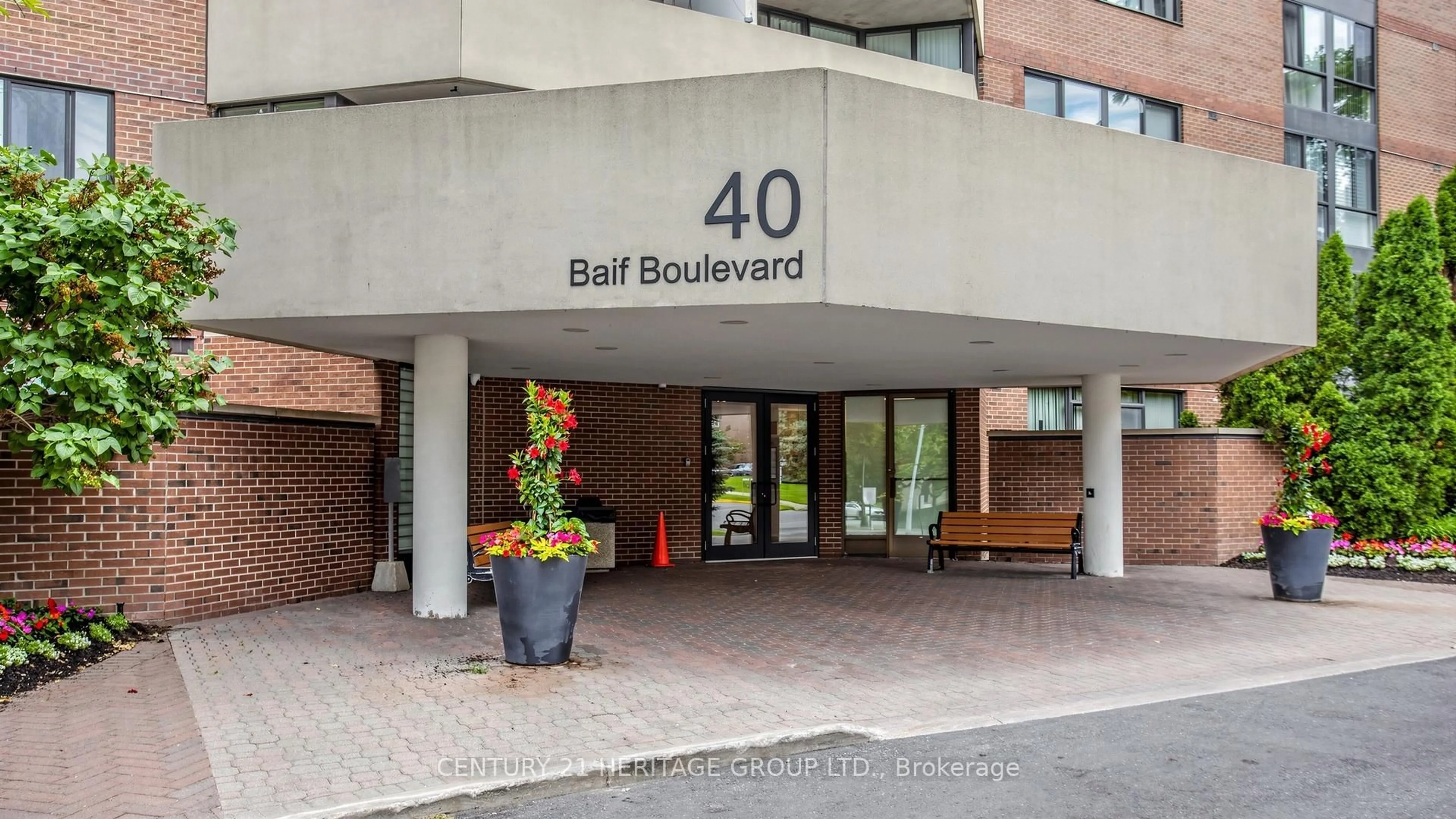 Indoor foyer for 40 Baif Blvd #406, Richmond Hill Ontario L4C 5M9