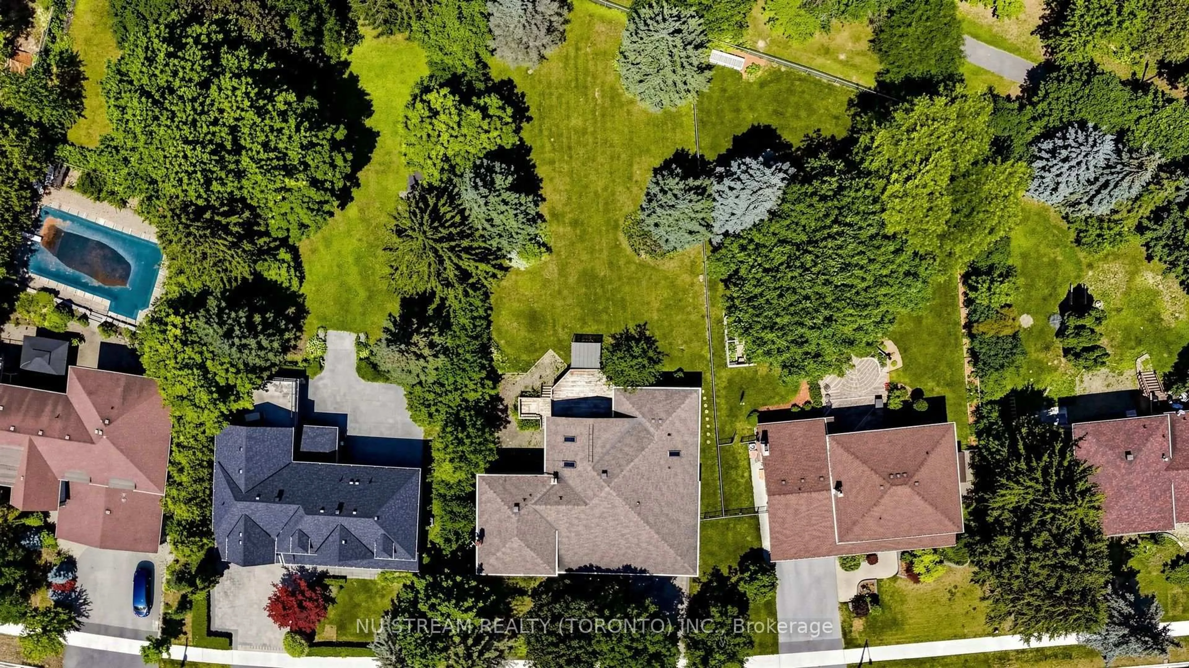 A pic from outside/outdoor area/front of a property/back of a property/a pic from drone, street for 20 Blackforest Dr, Richmond Hill Ontario L4E 2P5
