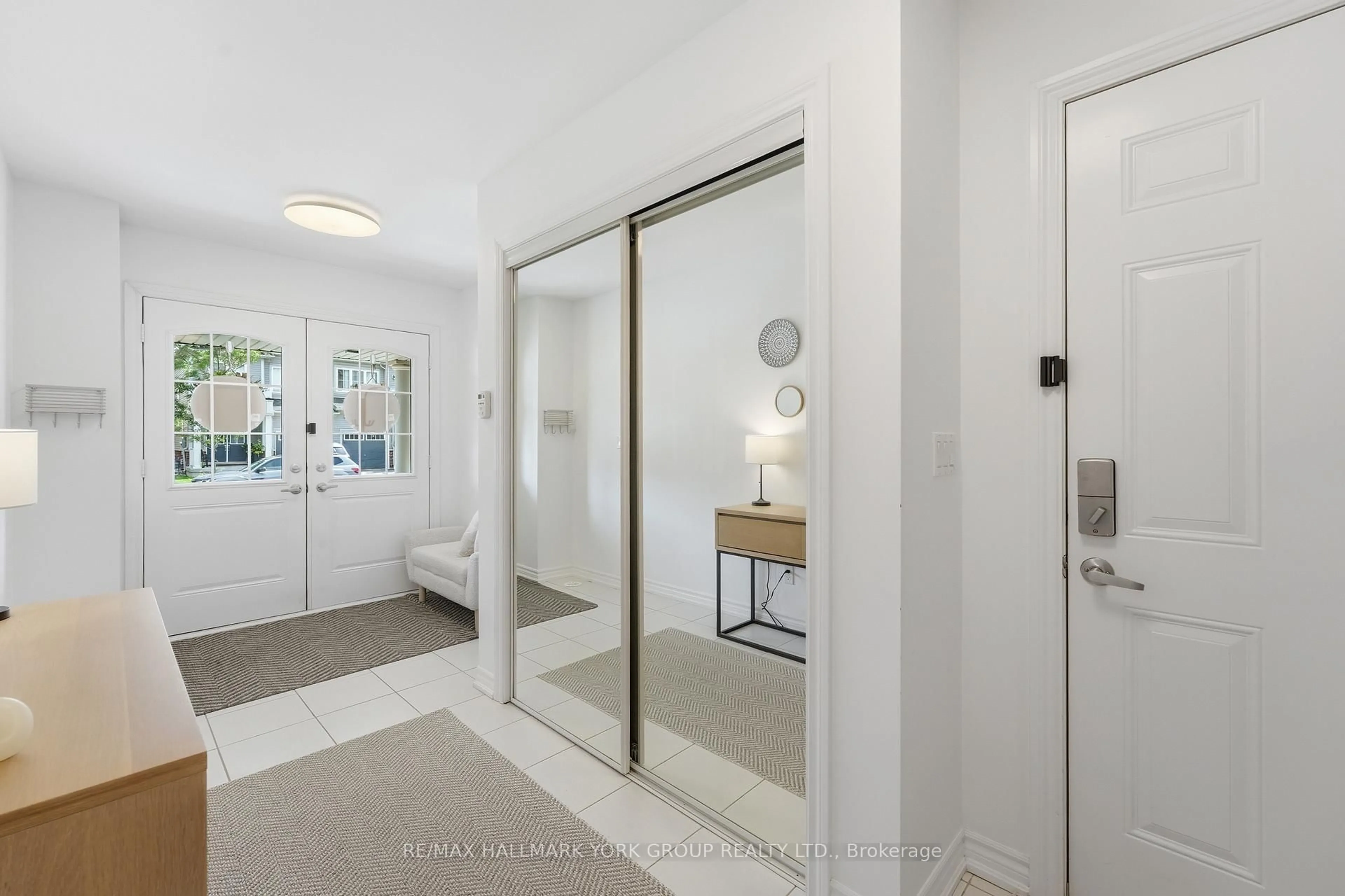 Indoor entryway for 118 Alvin Pegg Dr, East Gwillimbury Ontario L9N 0R7