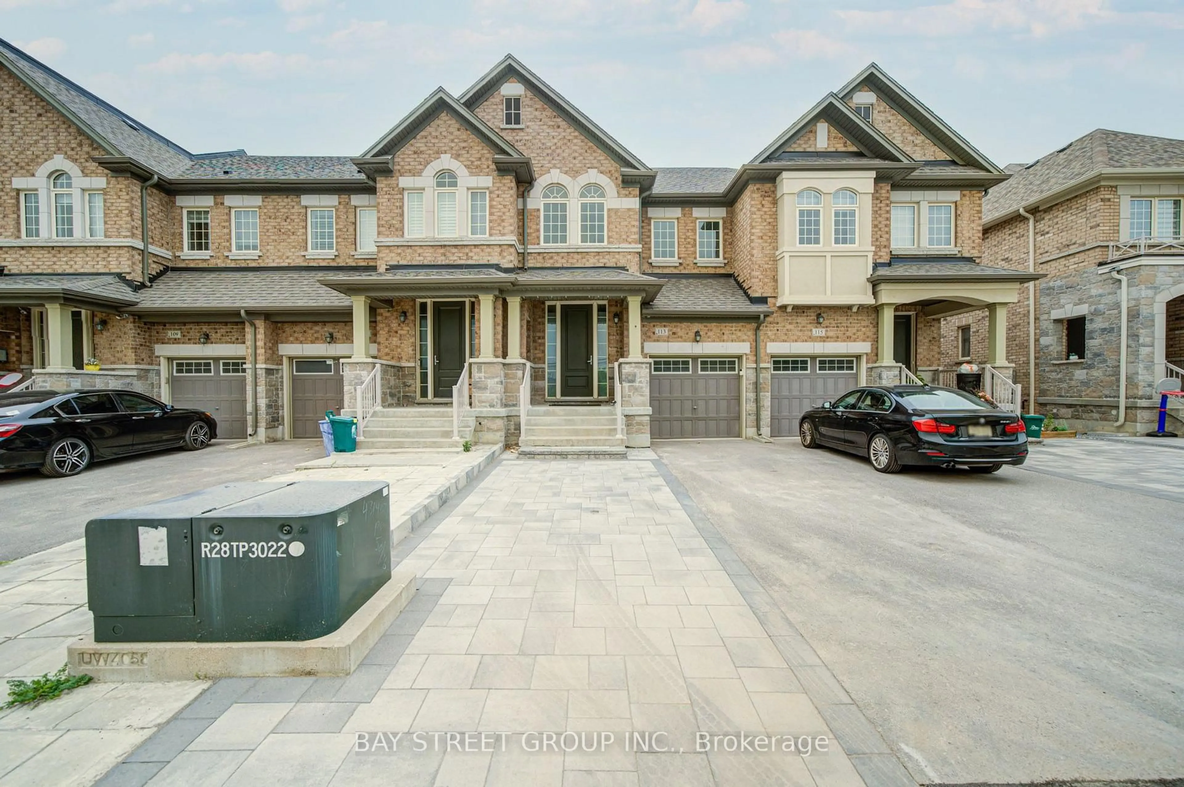 A pic from outside/outdoor area/front of a property/back of a property/a pic from drone, street for 113 Drizzel Cres, Richmond Hill Ontario L4E 1G8