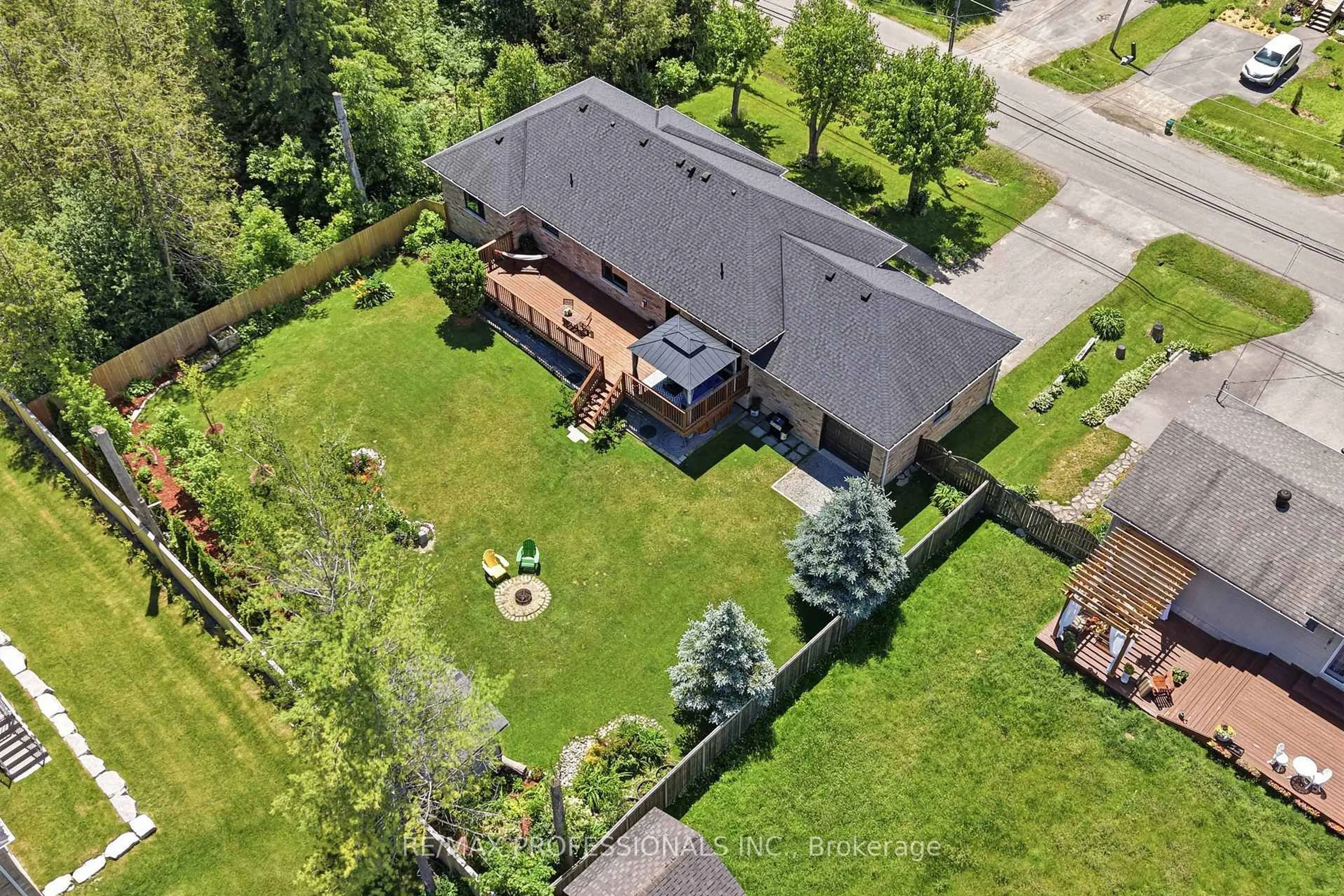 A pic from outside/outdoor area/front of a property/back of a property/a pic from drone, unknown for 101 Maple Ave, Georgina Ontario L0E 1R0