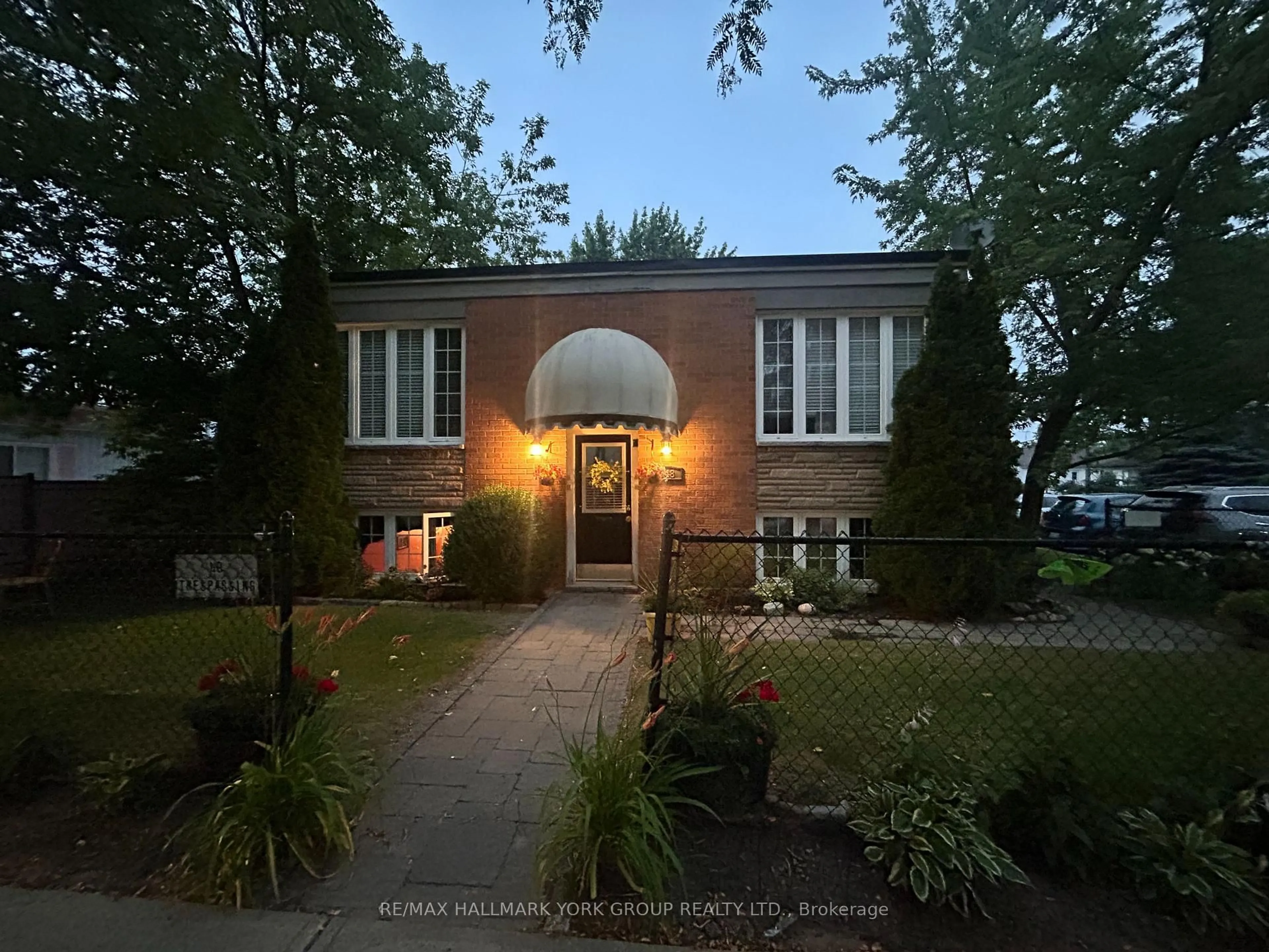 Home with brick exterior material, street for 948 Lake Dr, Georgina Ontario L0E 1L0