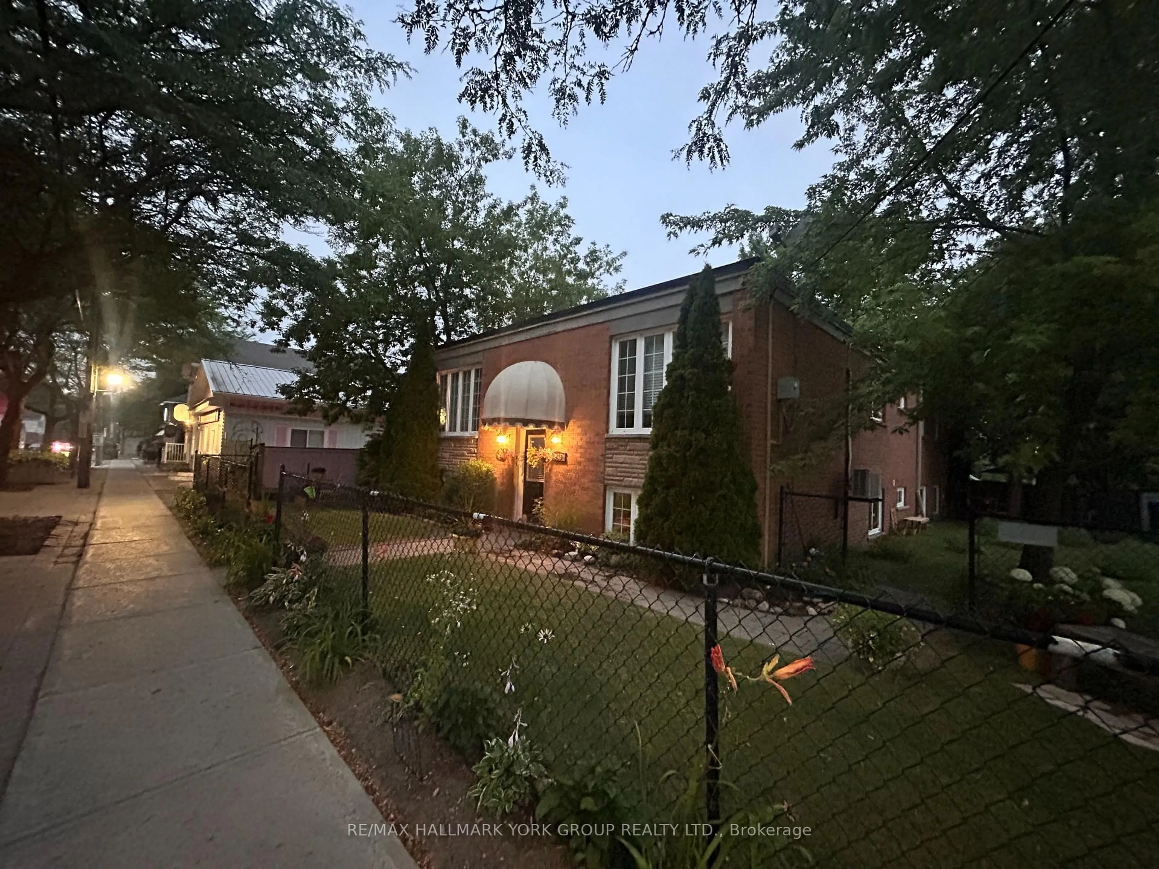 A pic from outside/outdoor area/front of a property/back of a property/a pic from drone, street for 948 Lake Dr, Georgina Ontario L0E 1L0
