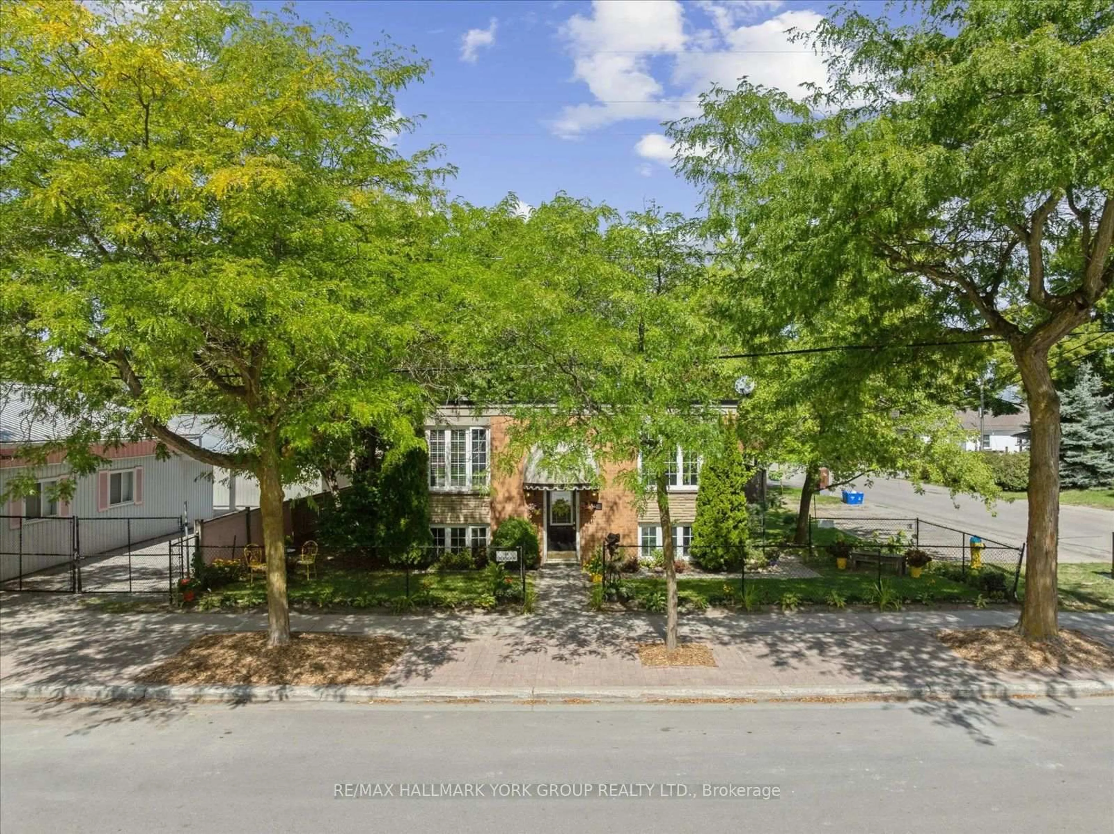 A pic from outside/outdoor area/front of a property/back of a property/a pic from drone, street for 948 Lake Dr, Georgina Ontario L0E 1L0