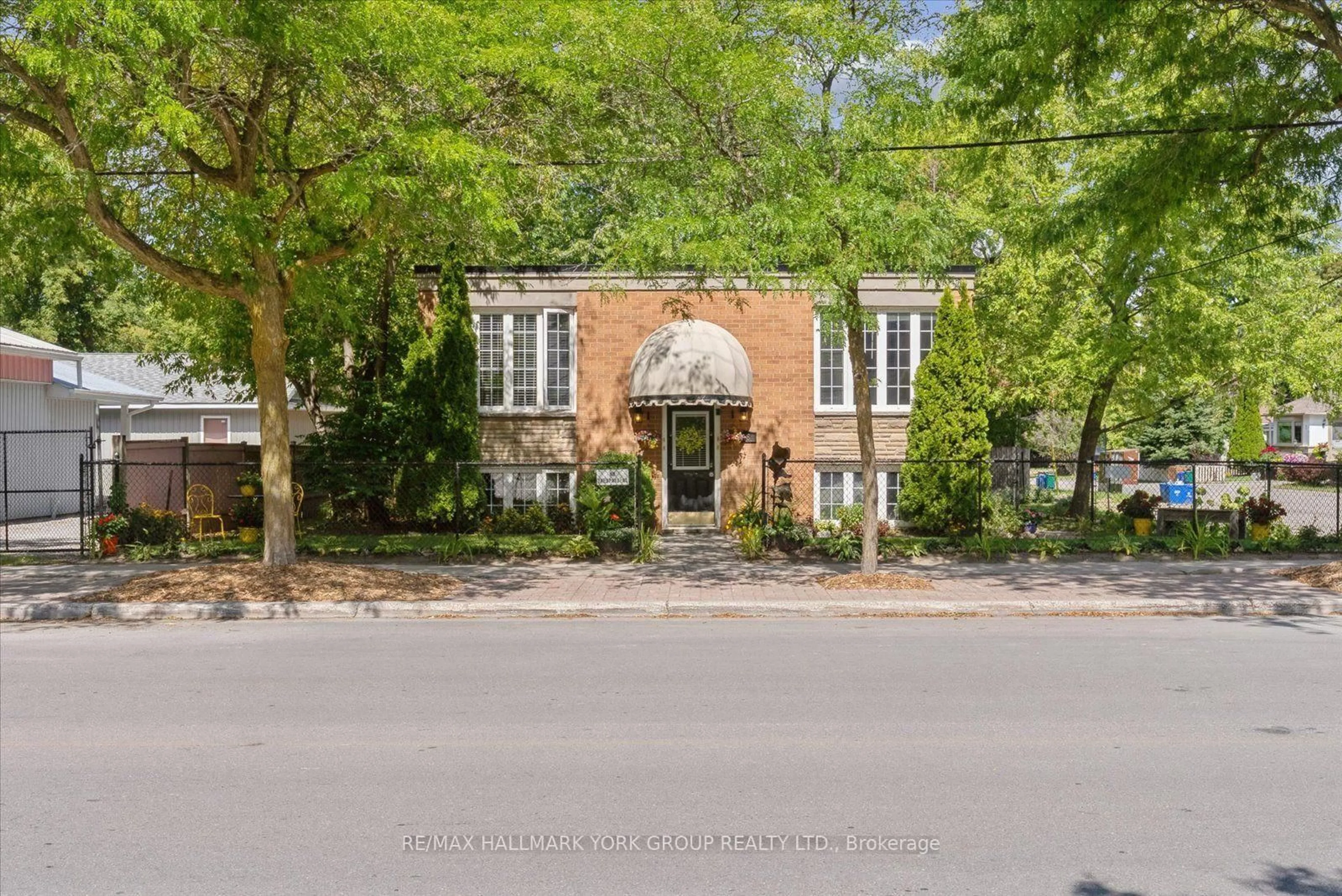 Home with brick exterior material, street for 948 Lake Dr, Georgina Ontario L0E 1L0