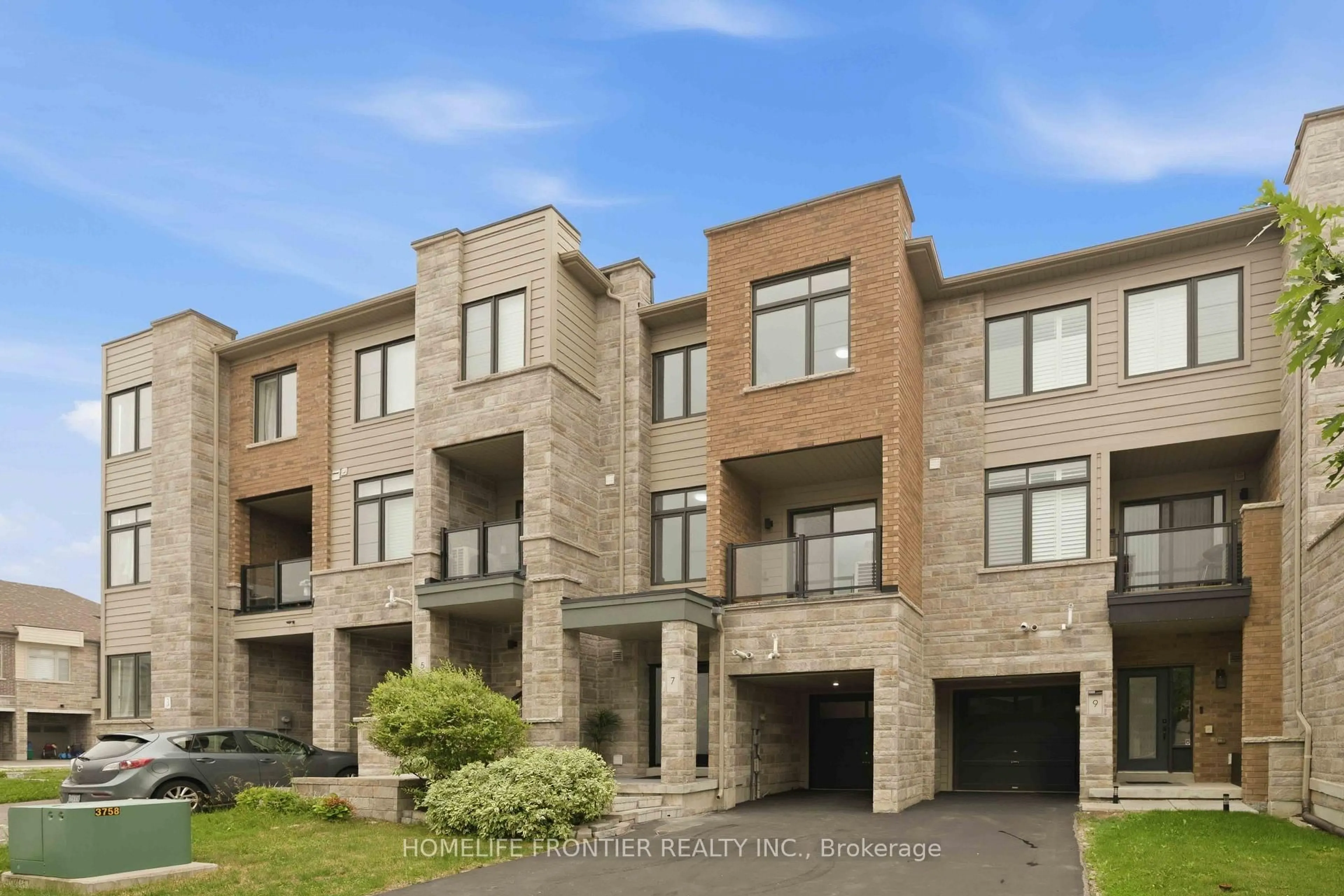 Home with brick exterior material, unknown for 7 Vantage Loop, Newmarket Ontario L3X 0K6
