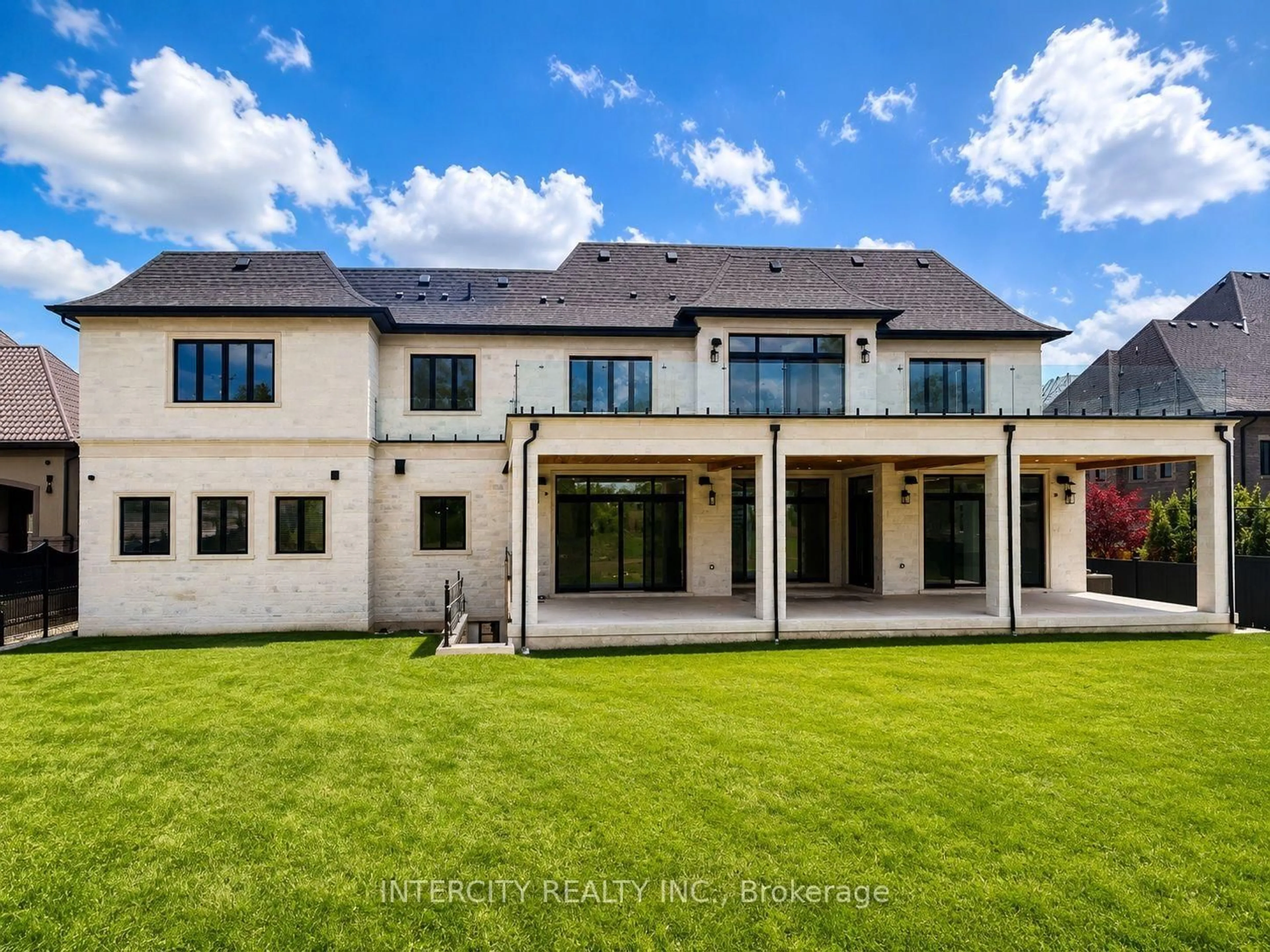 A pic from outside/outdoor area/front of a property/back of a property/a pic from drone, building for 16 Creedmore Crt, Vaughan Ontario L4H 4E5