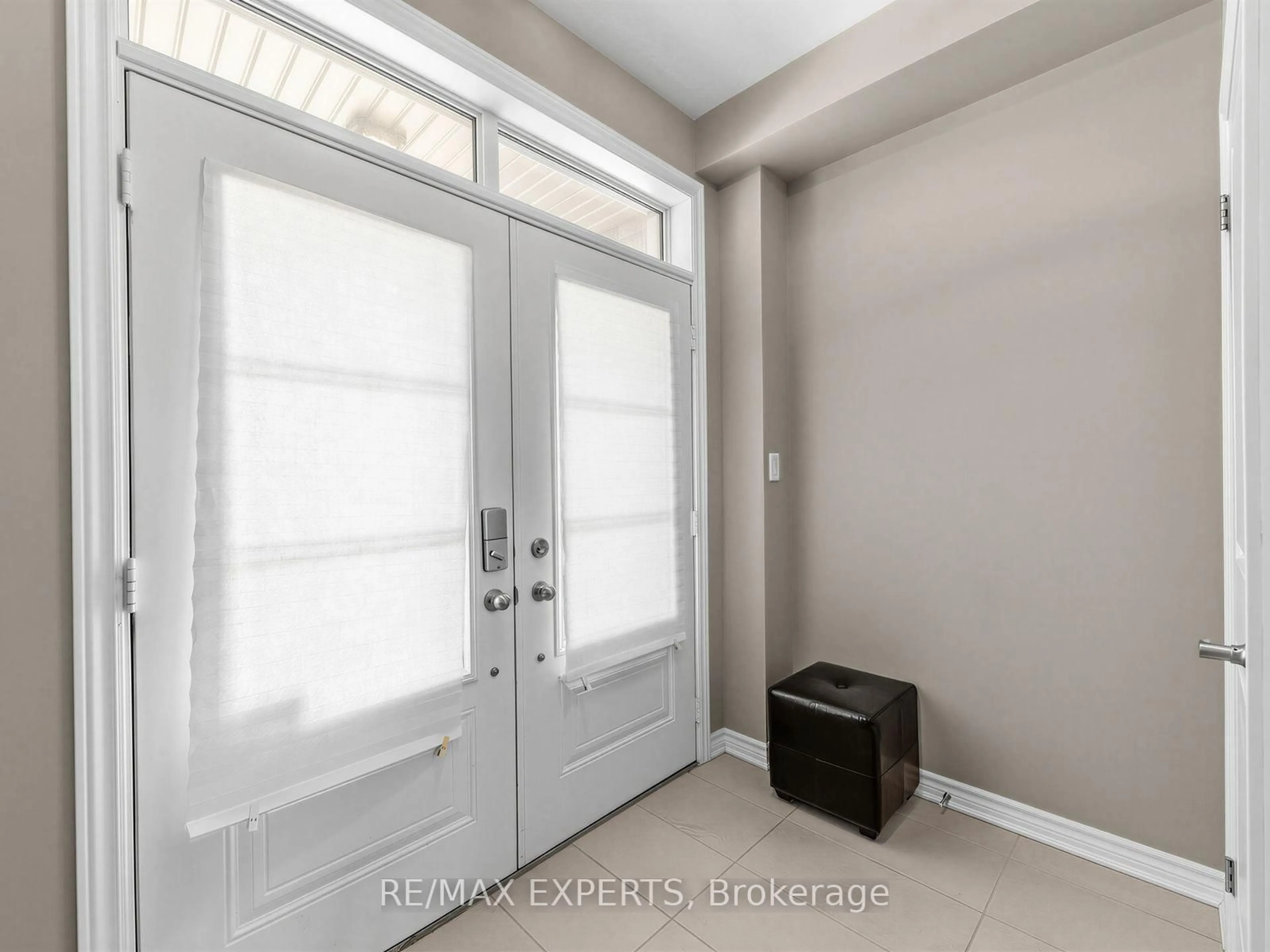 Indoor entryway for 52 Vedette Way, Vaughan Ontario L4H 4K2