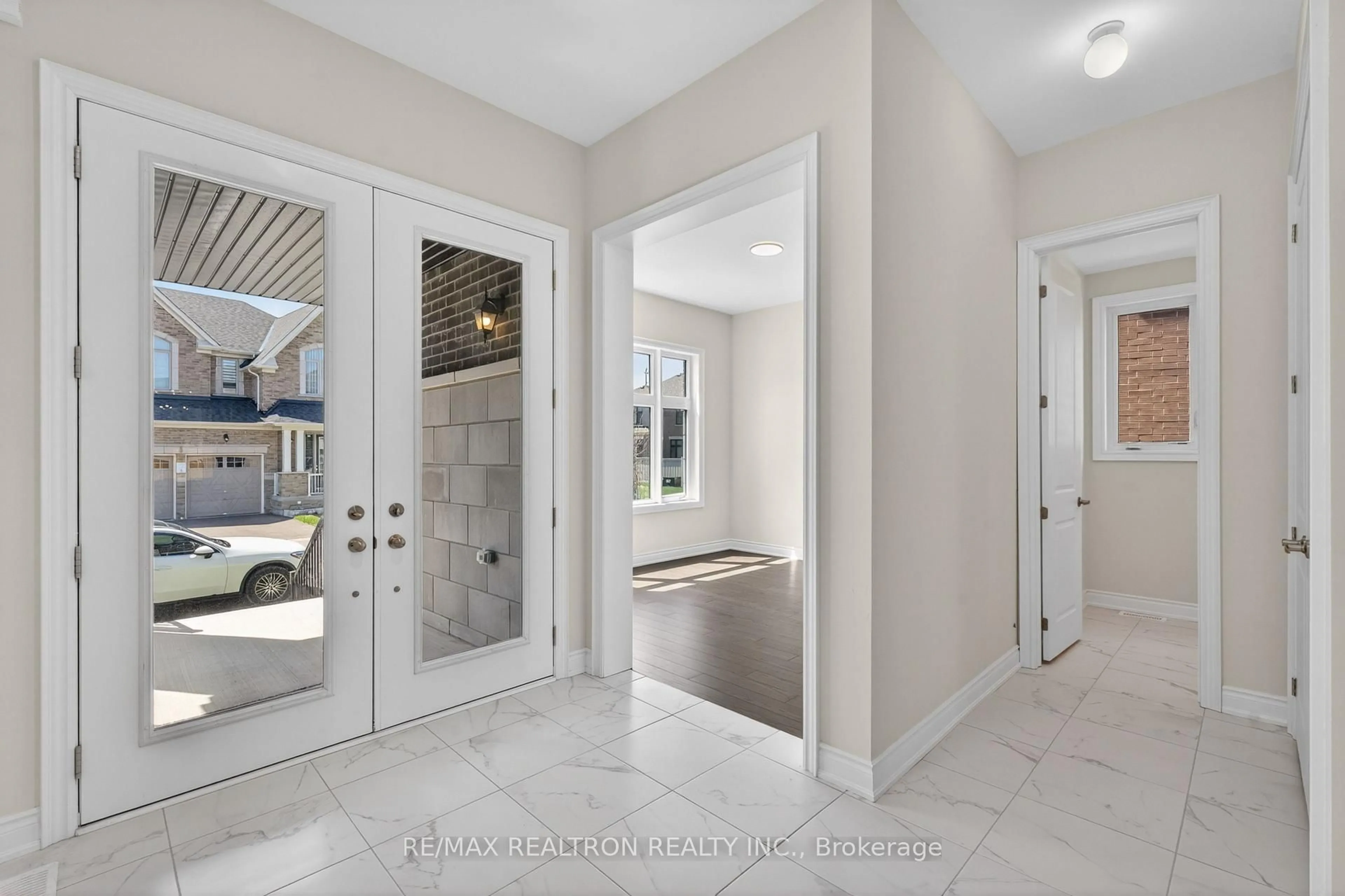 Indoor entryway for 23 Joiner Circ, Whitchurch-Stouffville Ontario L4A 4W9