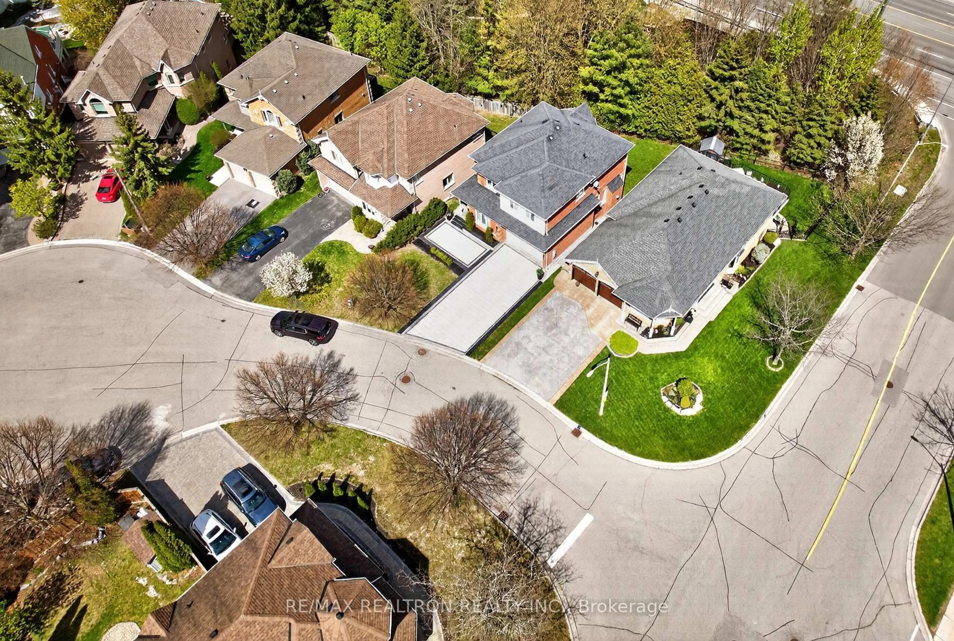 A pic from outside/outdoor area/front of a property/back of a property/a pic from drone, street for 5 Yvonne Pl, Aurora Ontario L4G 7E5