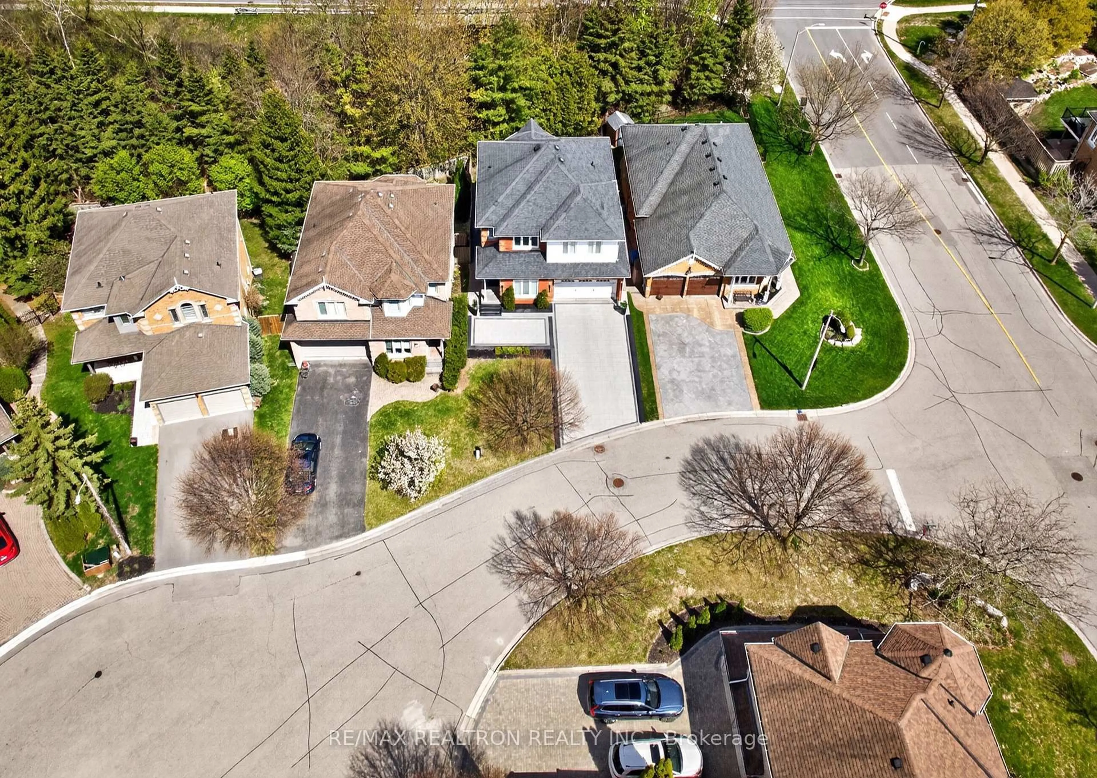 A pic from outside/outdoor area/front of a property/back of a property/a pic from drone, street for 5 Yvonne Pl, Aurora Ontario L4G 7E5