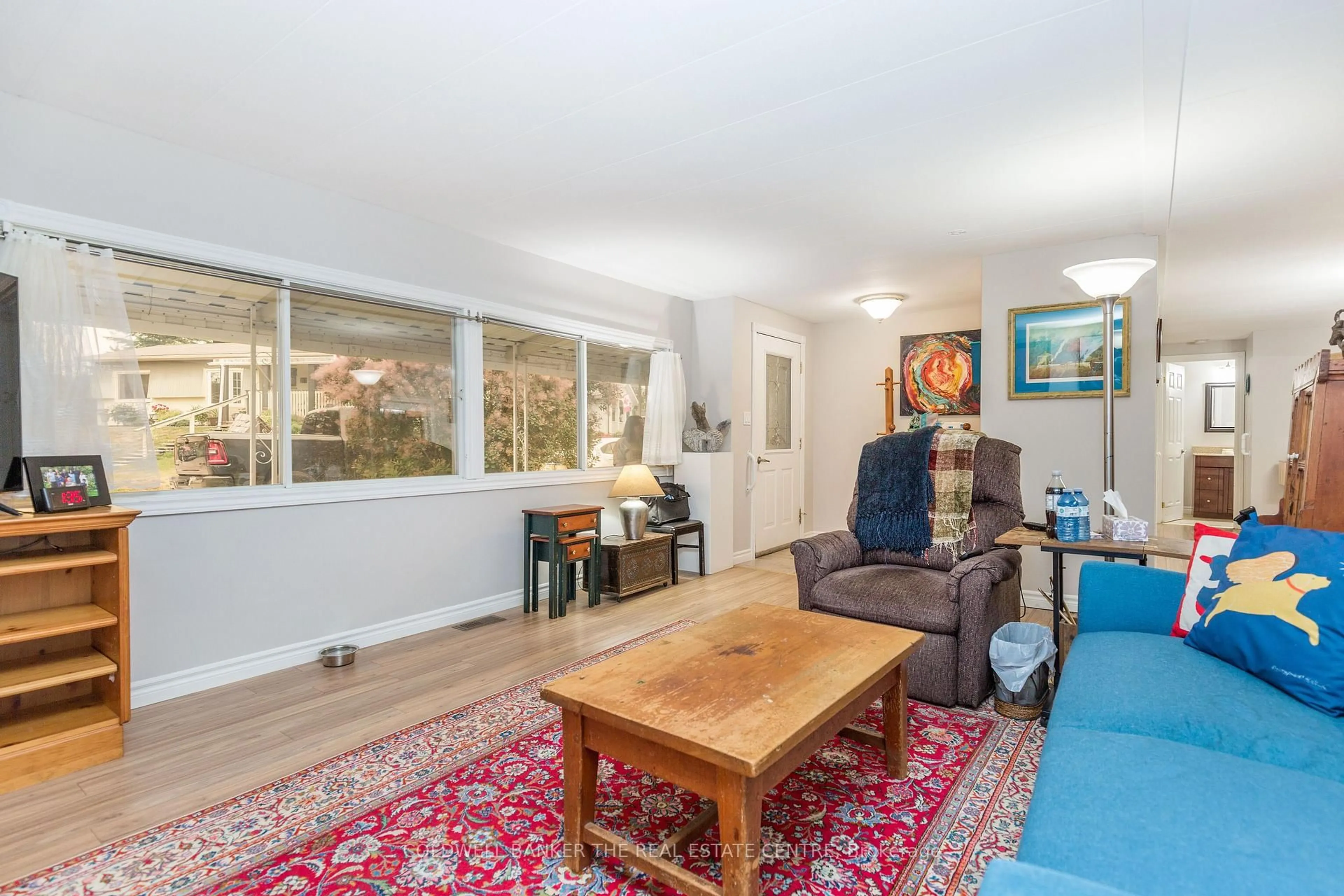 Living room with furniture, unknown for 9 Hawthorne Dr, Innisfil Ontario L9S 1P7