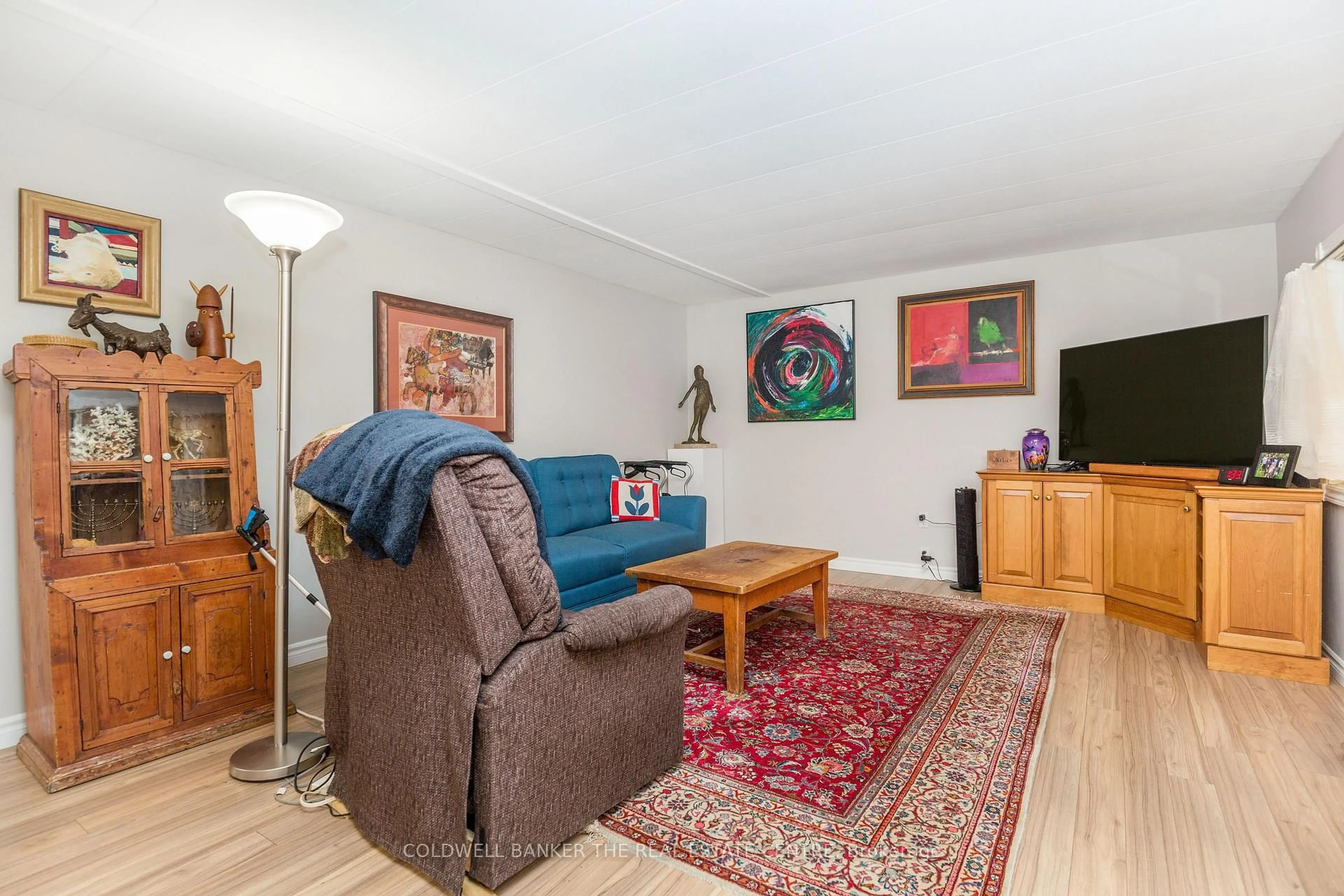 Living room with furniture, unknown for 9 Hawthorne Dr, Innisfil Ontario L9S 1P7