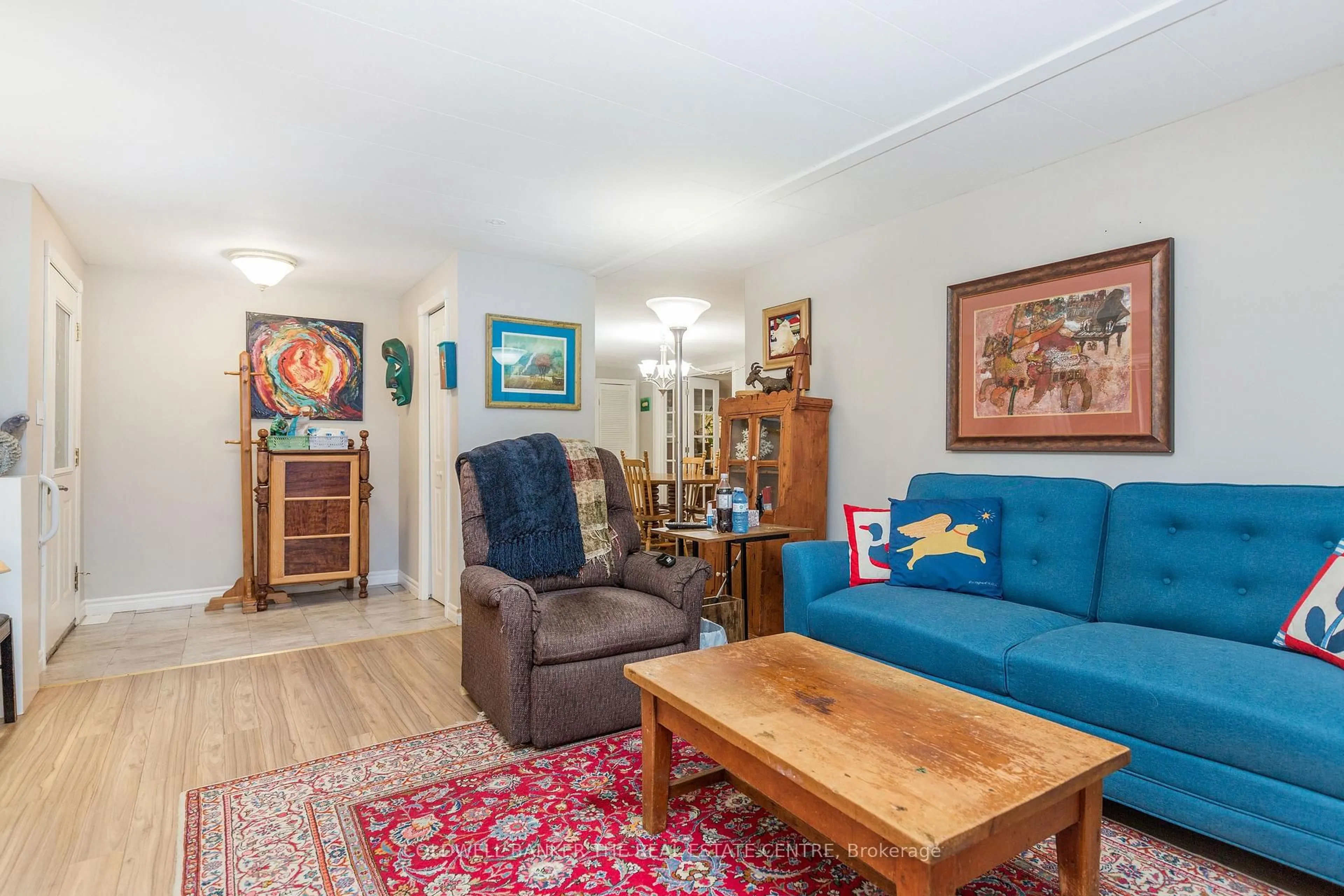 Living room with furniture, wood/laminate floor for 9 Hawthorne Dr, Innisfil Ontario L9S 1P7