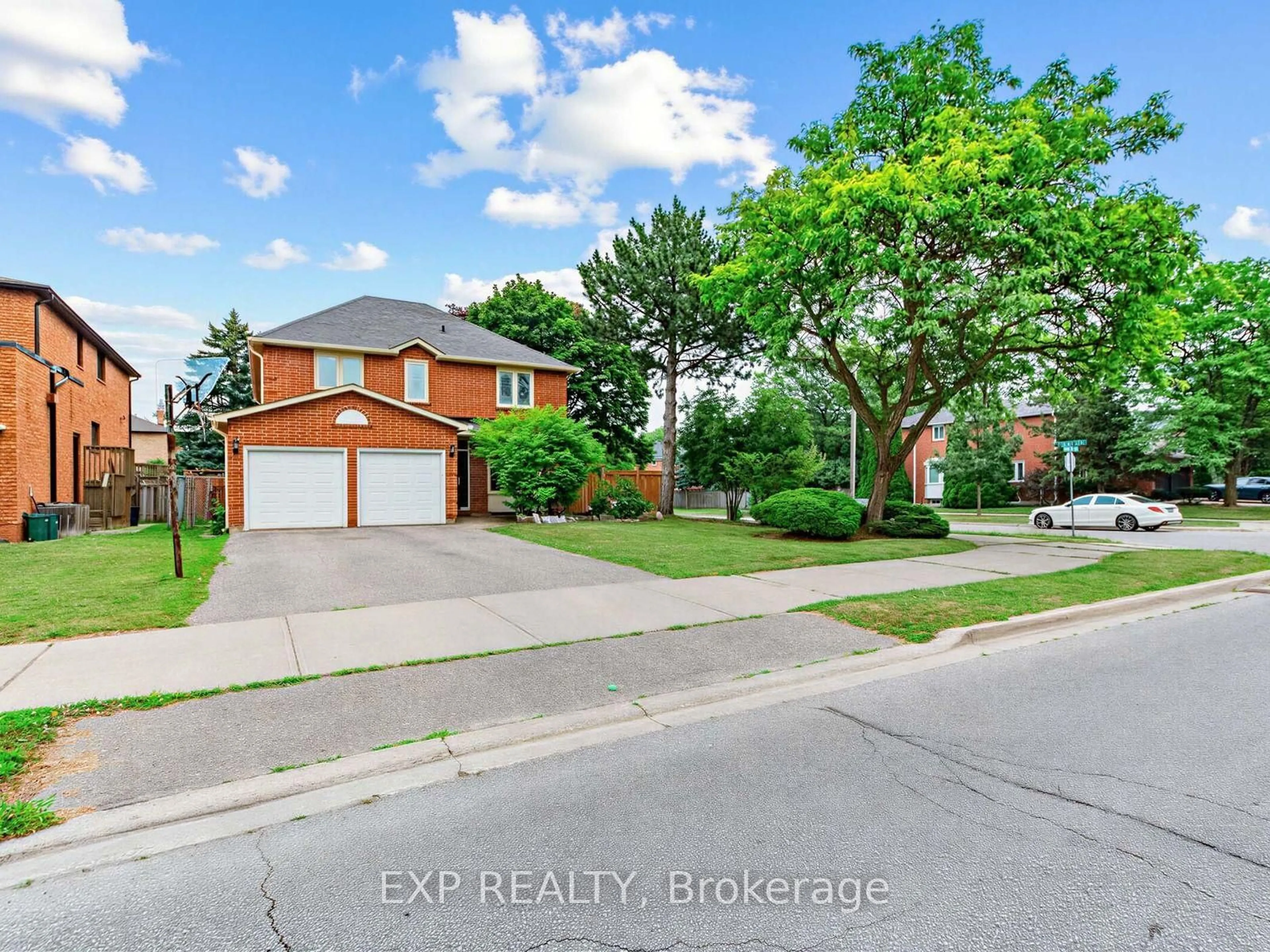 A pic from outside/outdoor area/front of a property/back of a property/a pic from drone, street for 129 Franklin Ave, Vaughan Ontario L4J 4X6