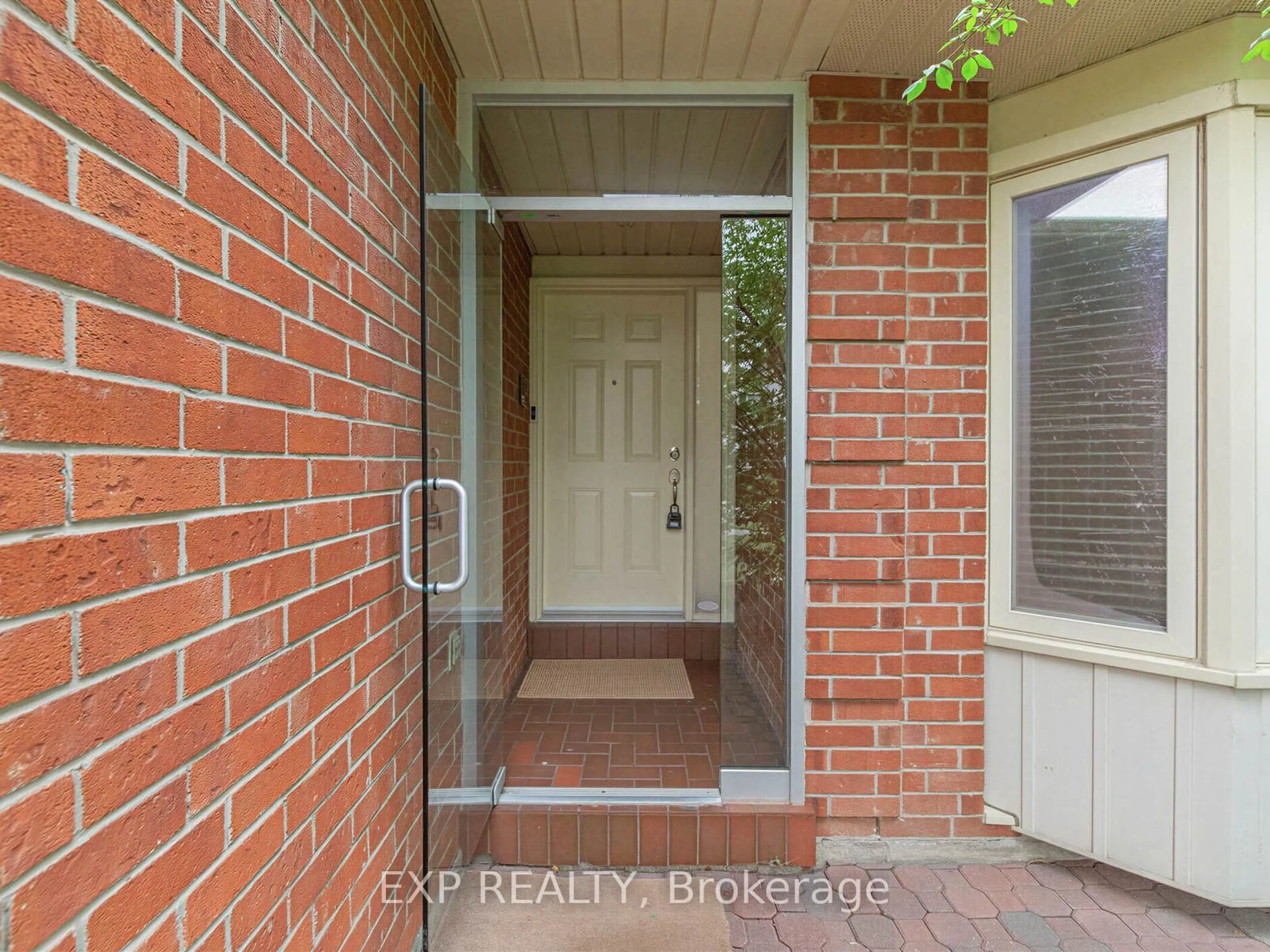 Indoor entryway for 129 Franklin Ave, Vaughan Ontario L4J 4X6