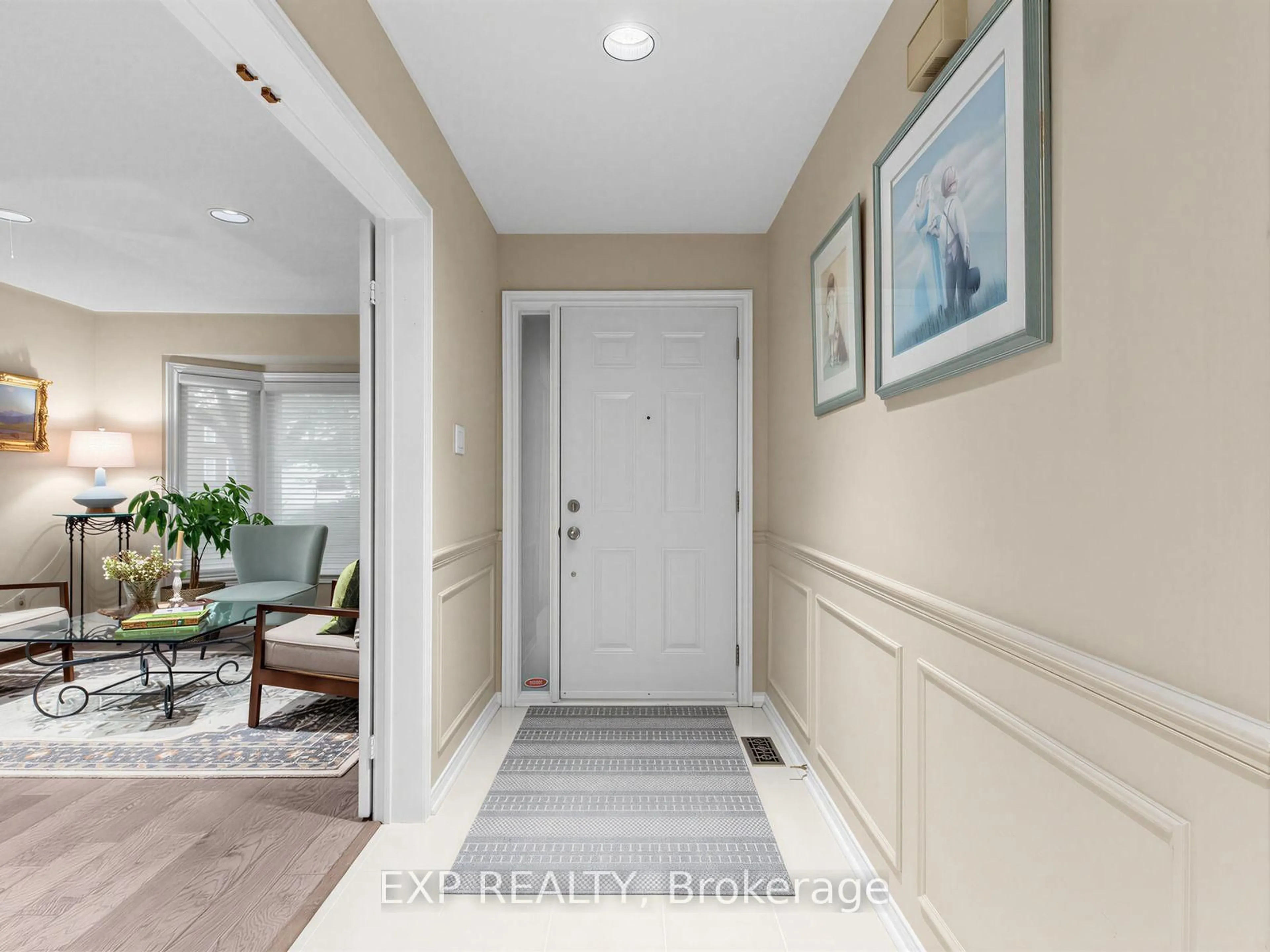 Indoor entryway for 129 Franklin Ave, Vaughan Ontario L4J 4X6