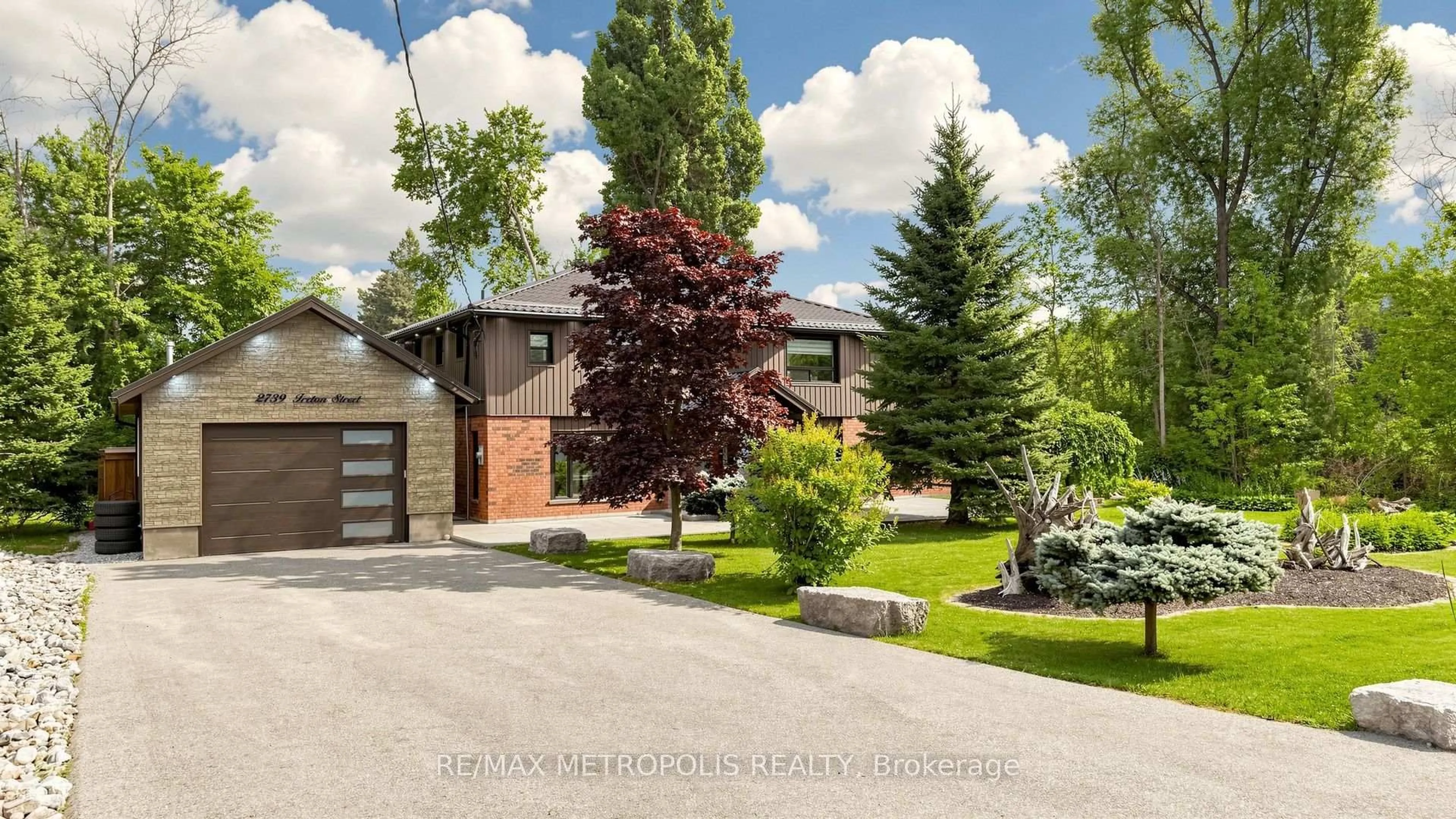 A pic from outside/outdoor area/front of a property/back of a property/a pic from drone, unknown for 2739 IRETON St, Innisfil Ontario L9S 2J2