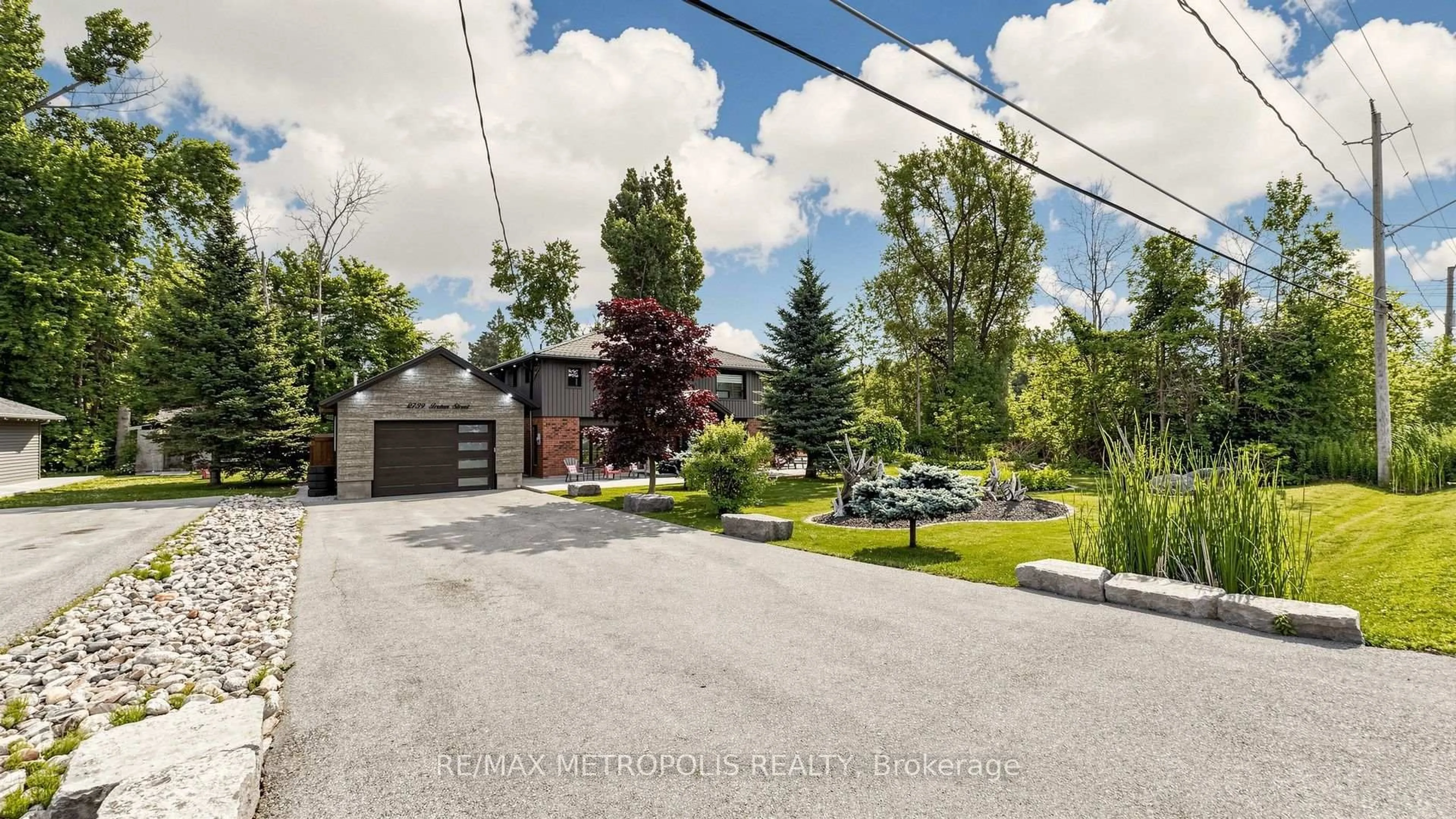A pic from outside/outdoor area/front of a property/back of a property/a pic from drone, street for 2739 IRETON St, Innisfil Ontario L9S 2J2