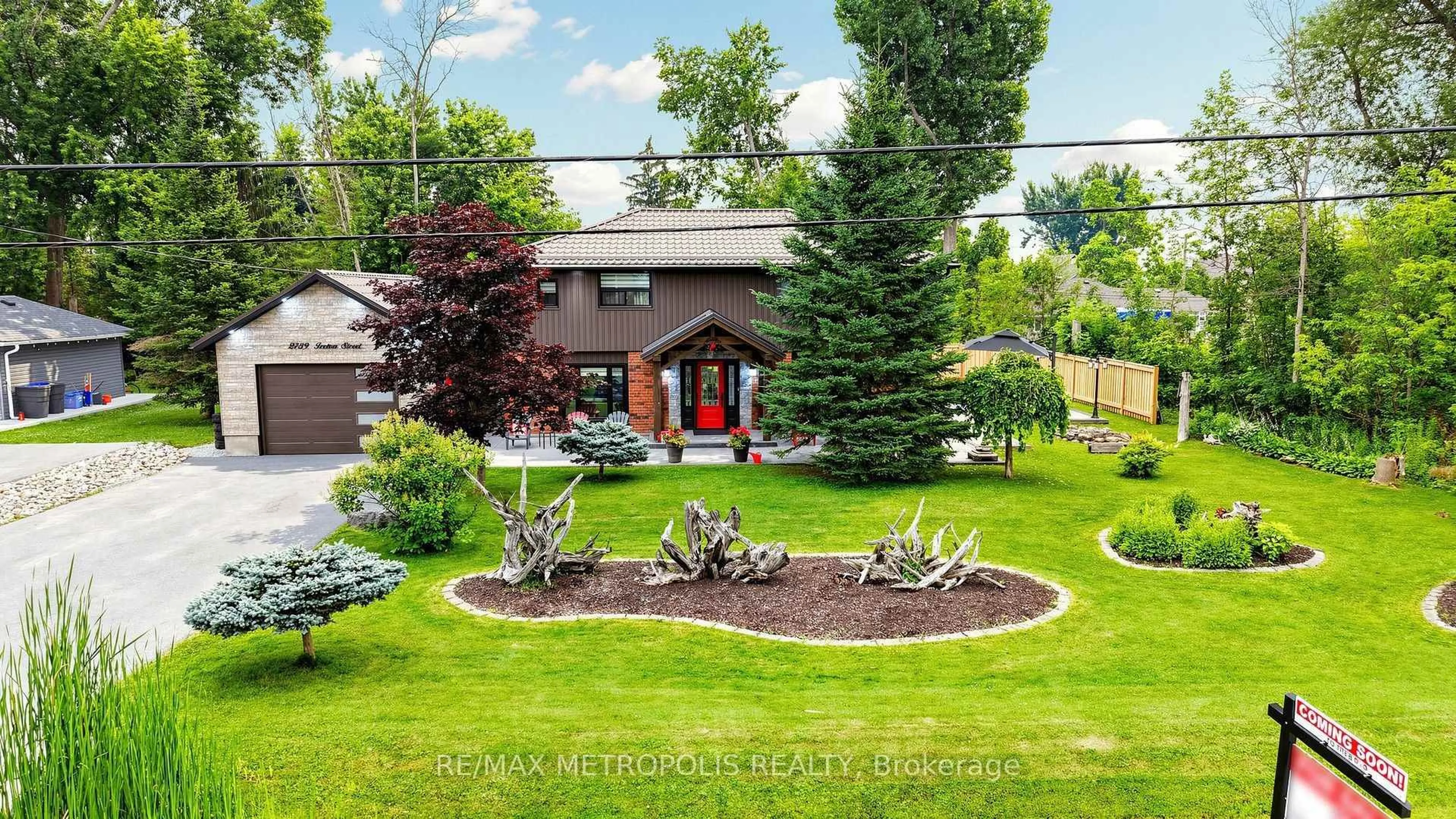 A pic from outside/outdoor area/front of a property/back of a property/a pic from drone, street for 2739 IRETON St, Innisfil Ontario L9S 2J2