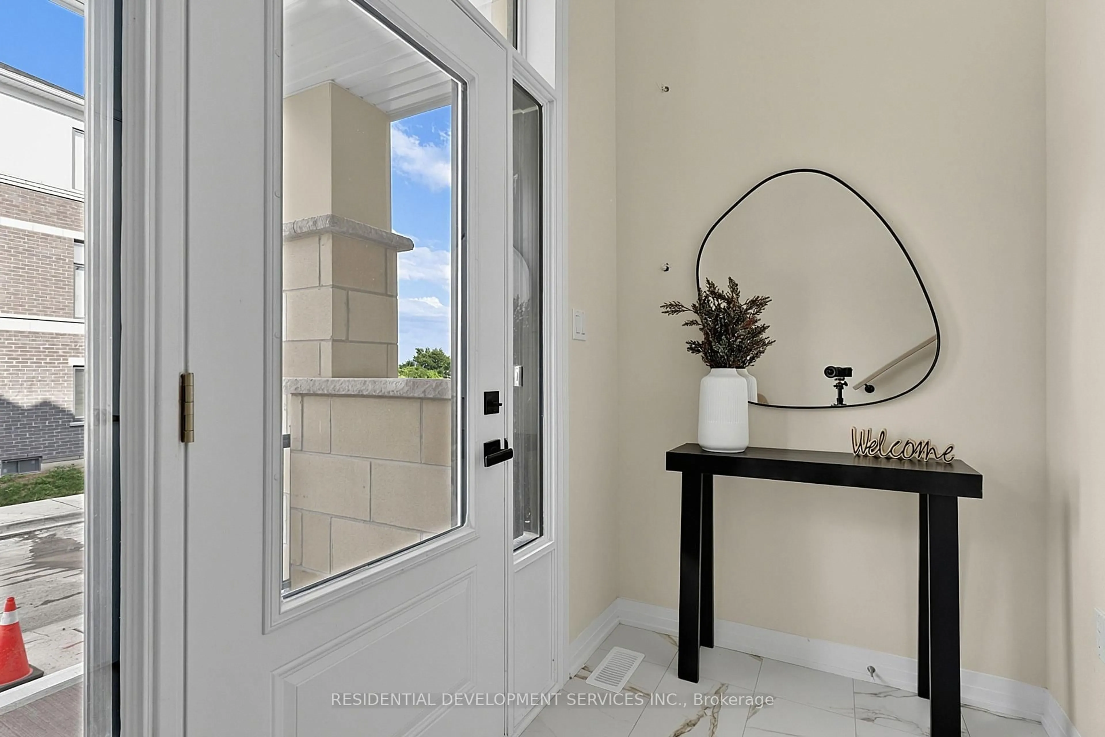 Indoor entryway for 6 George Bales Lane, Richmond Hill Ontario L4S 0P9