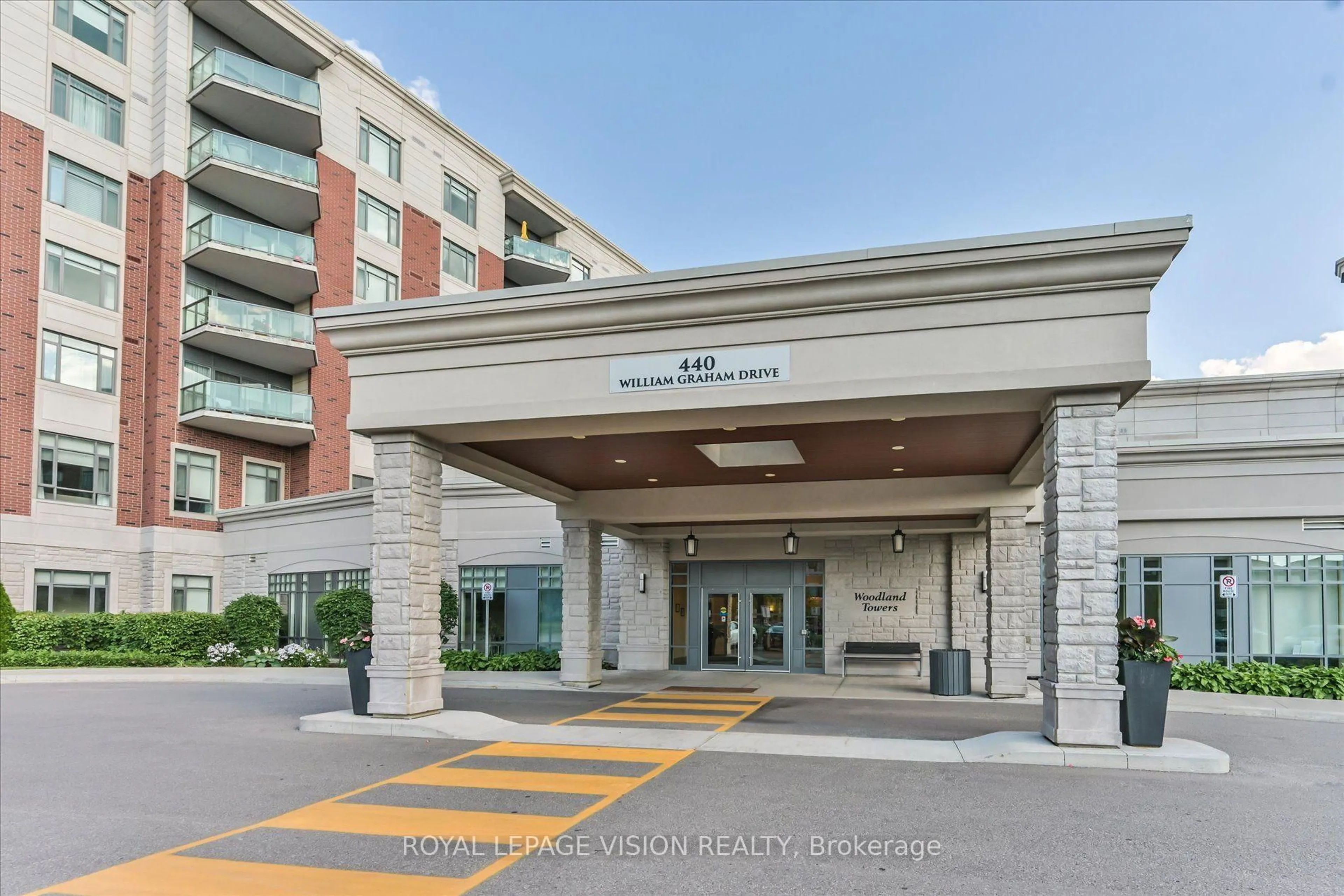 Indoor foyer for 440 William Graham Dr #403, Aurora Ontario L4G 7C7