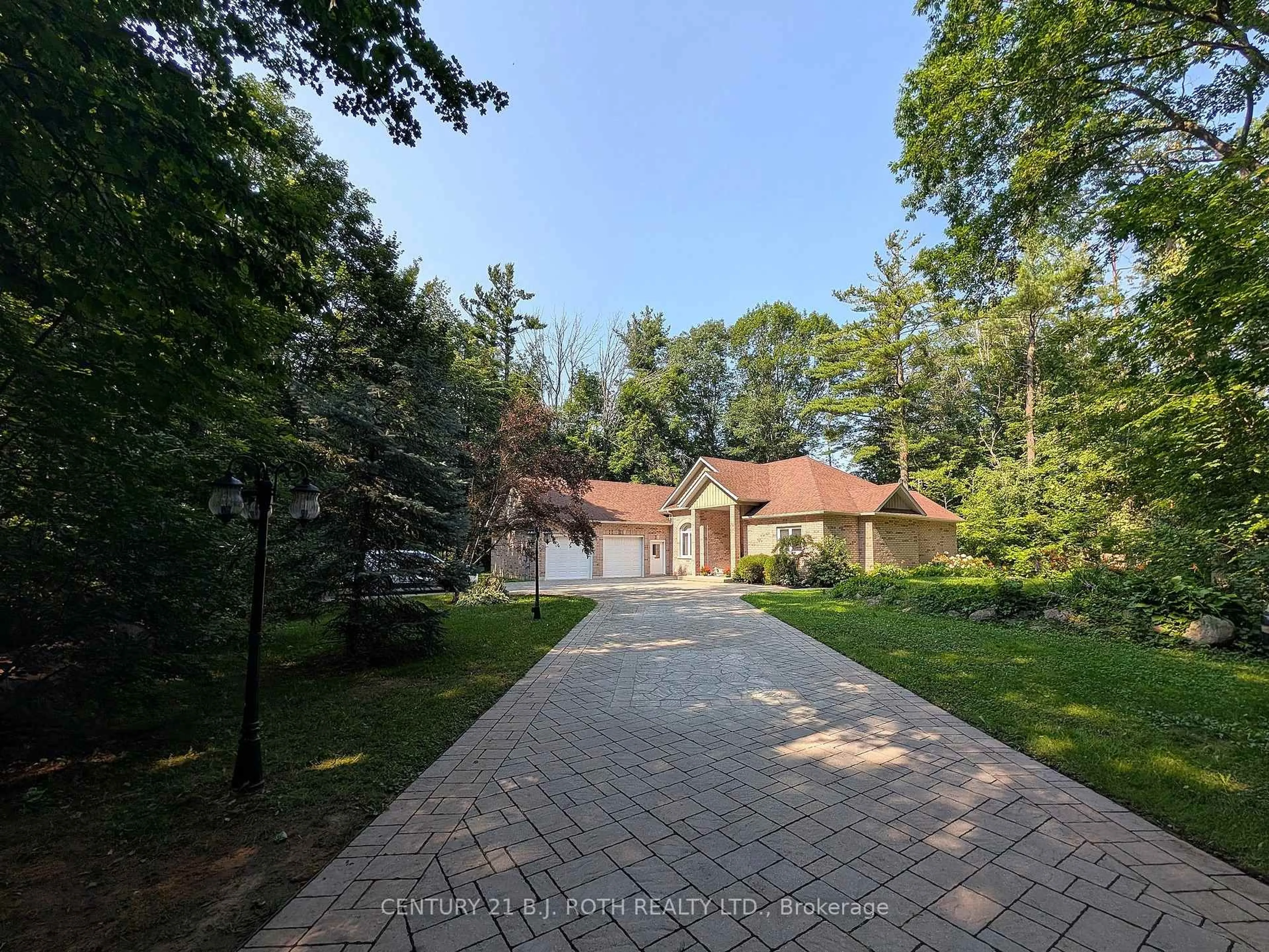 A pic from outside/outdoor area/front of a property/back of a property/a pic from drone, forest/trees view for 3925 Algoma Ave, Innisfil Ontario L9S 2M4