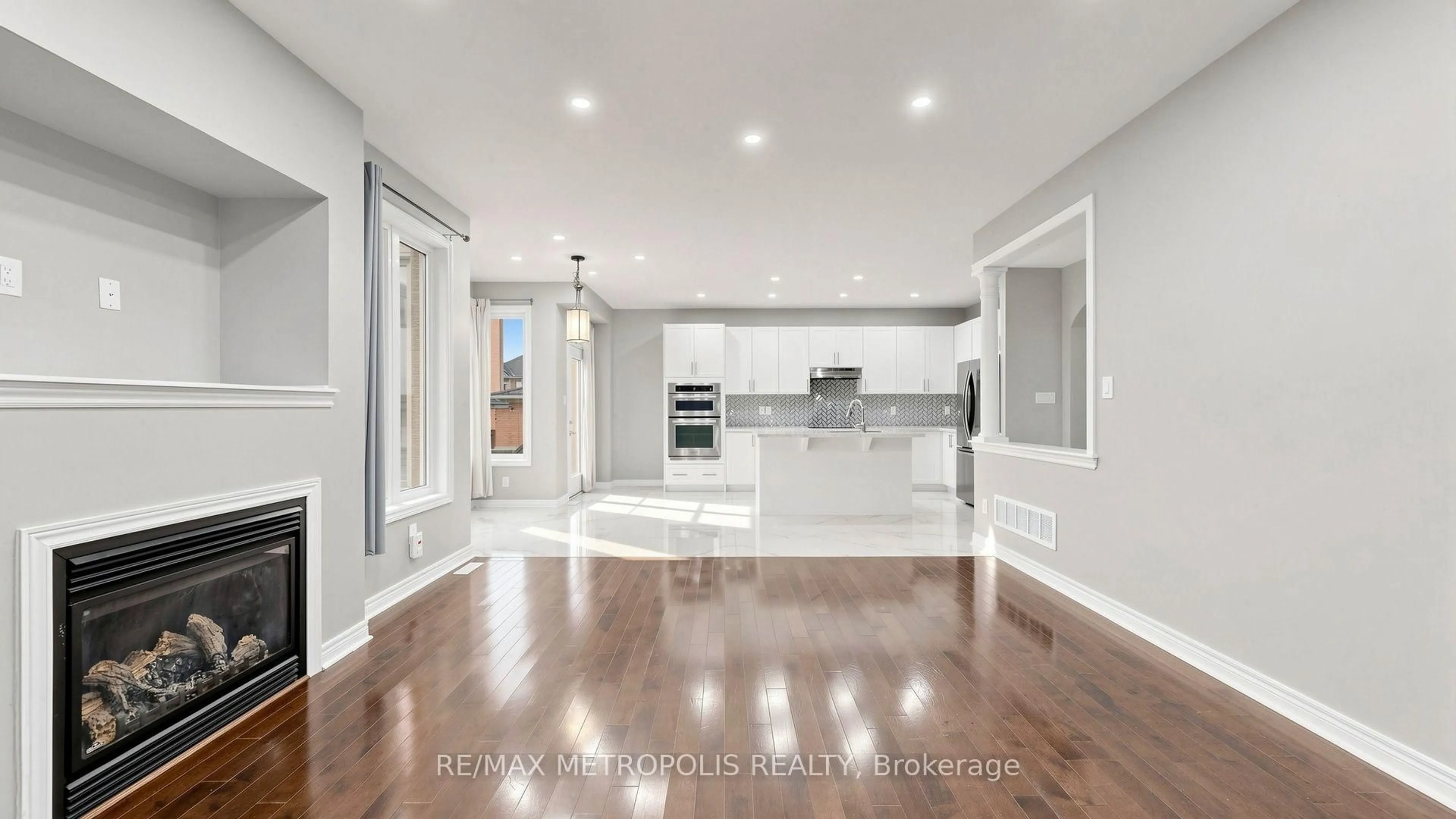 Open concept kitchen, unknown for 138 Yakefarm Blvd, Whitchurch-Stouffville Ontario L4A 0R8