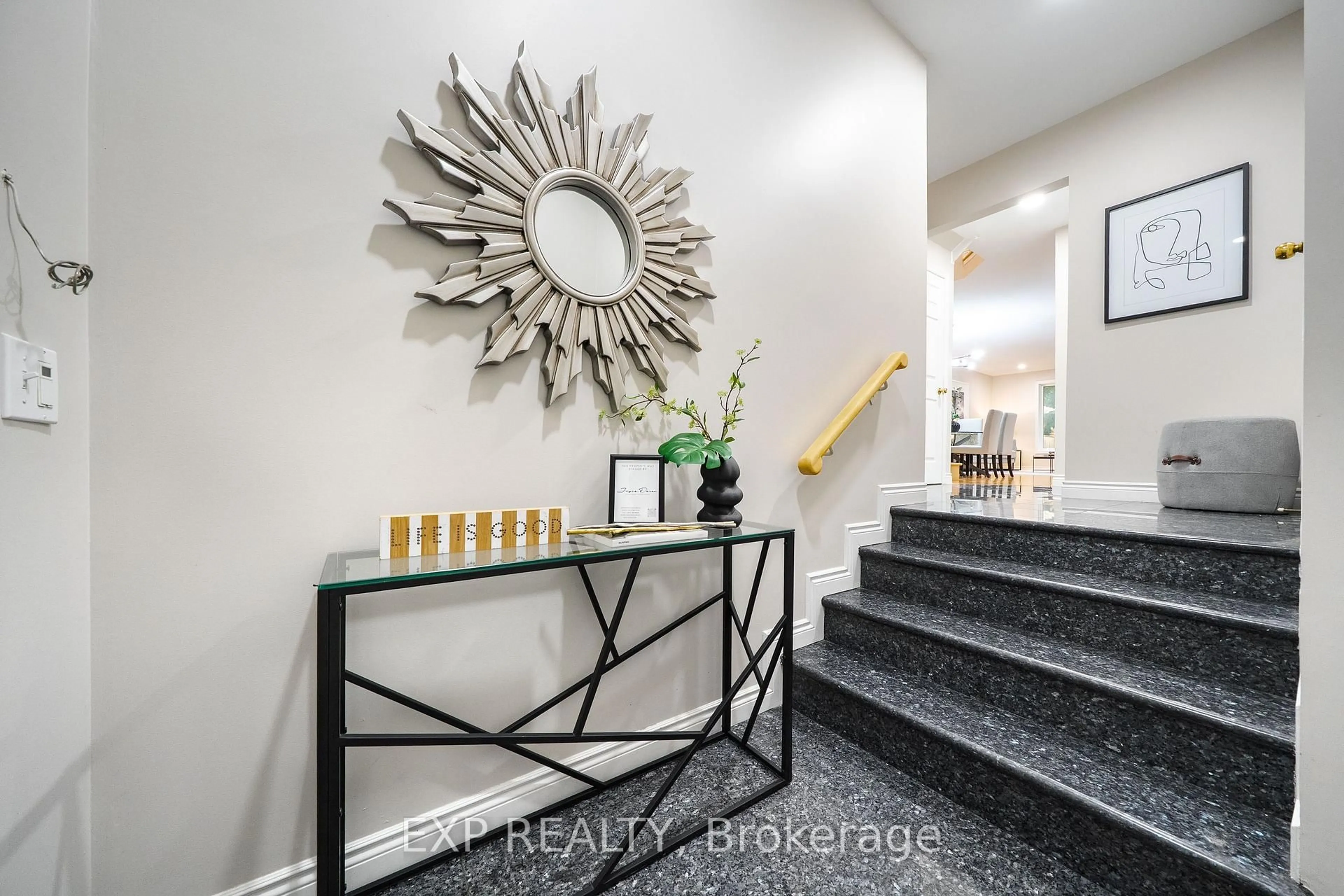 Indoor entryway for 7 Wetherby Circ, Markham Ontario L3T 7R8