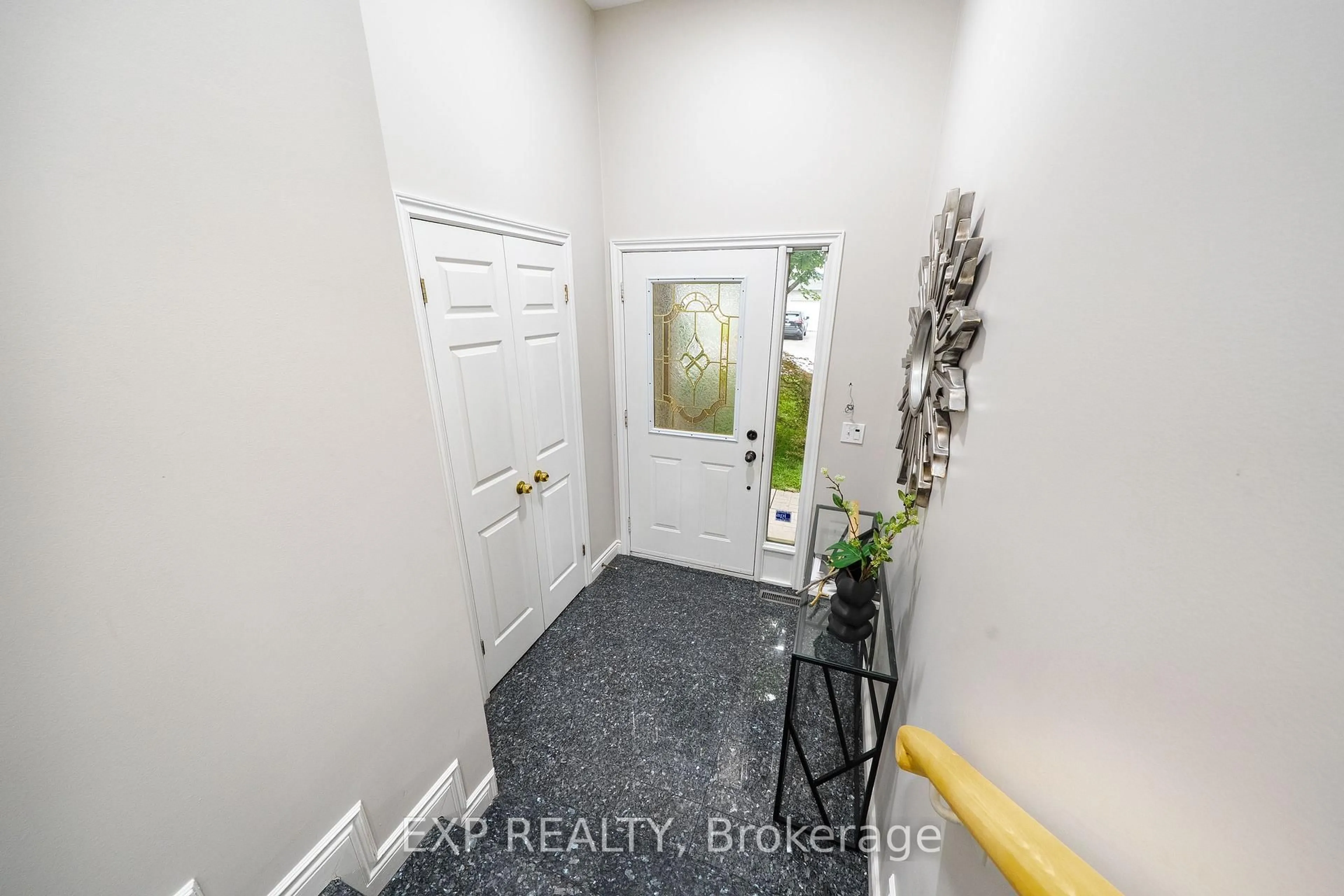 Indoor entryway for 7 Wetherby Circ, Markham Ontario L3T 7R8