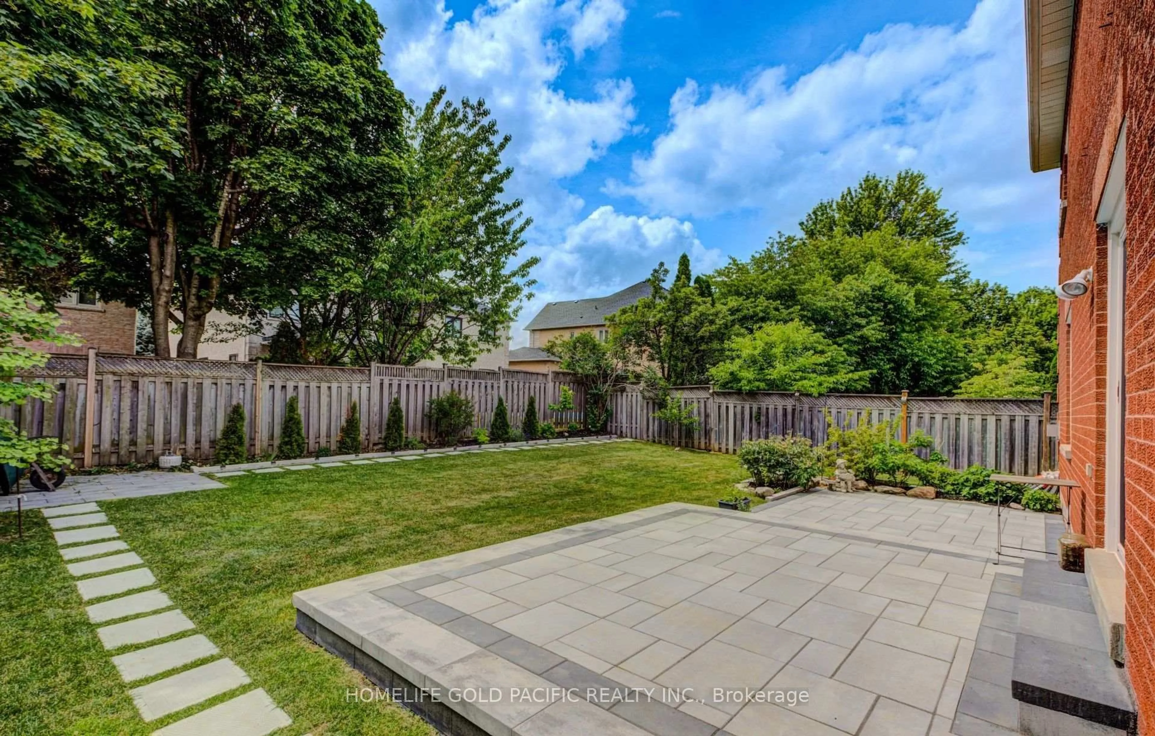 Patio, street for 101 Clarendon Dr, Richmond Hill Ontario L4B 3W5