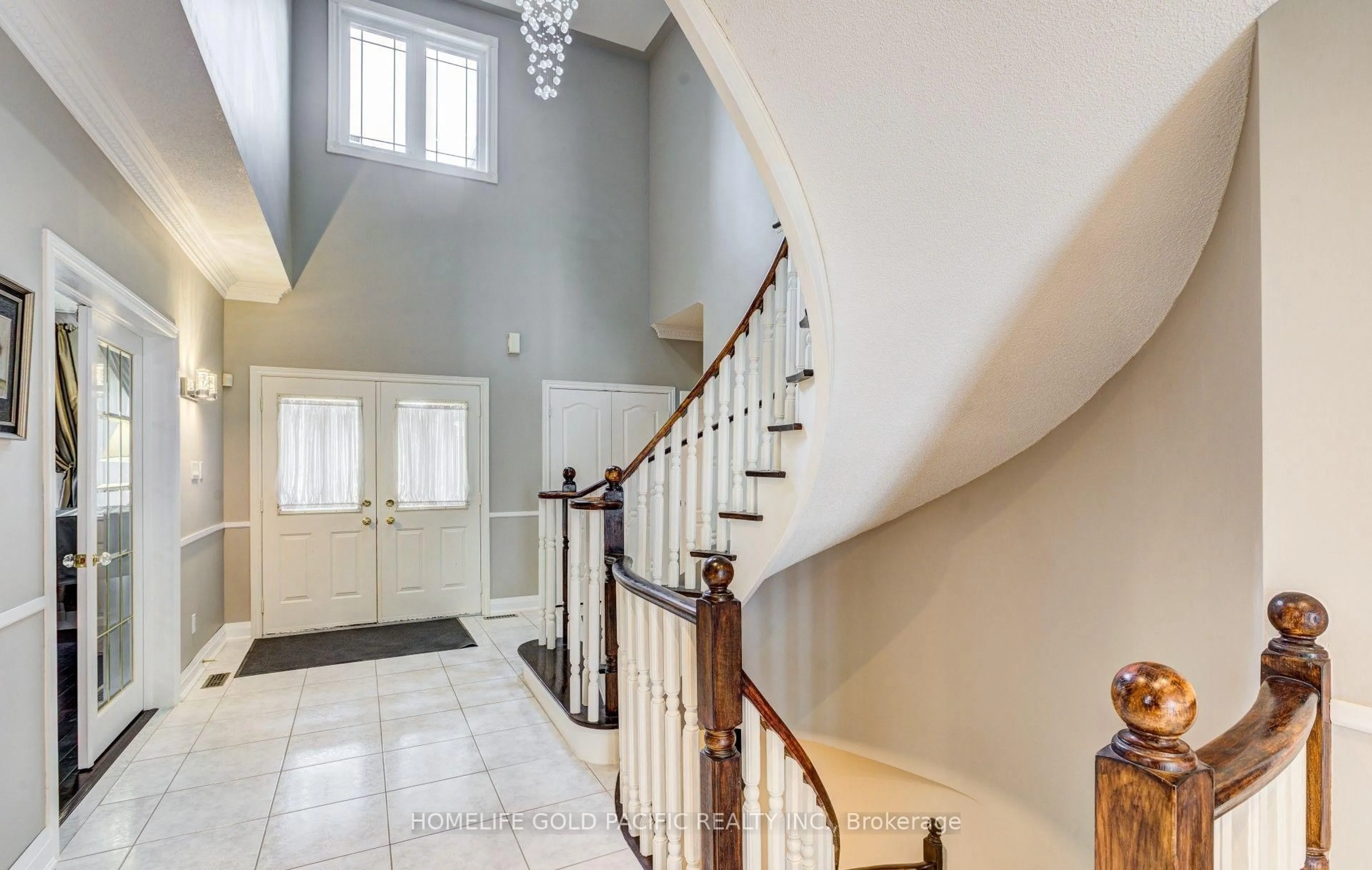 Indoor foyer for 101 Clarendon Dr, Richmond Hill Ontario L4B 3W5