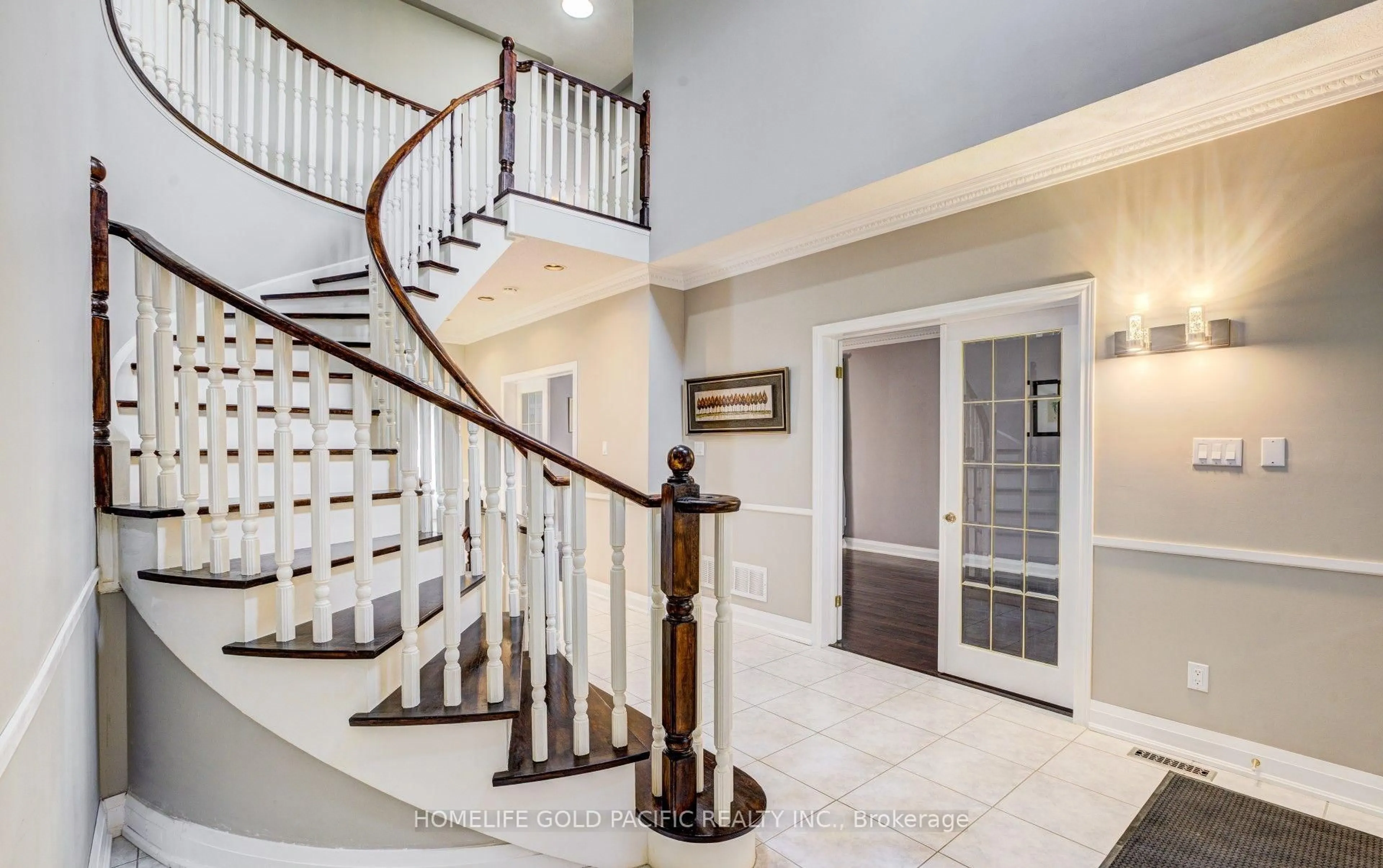 Indoor foyer for 101 Clarendon Dr, Richmond Hill Ontario L4B 3W5