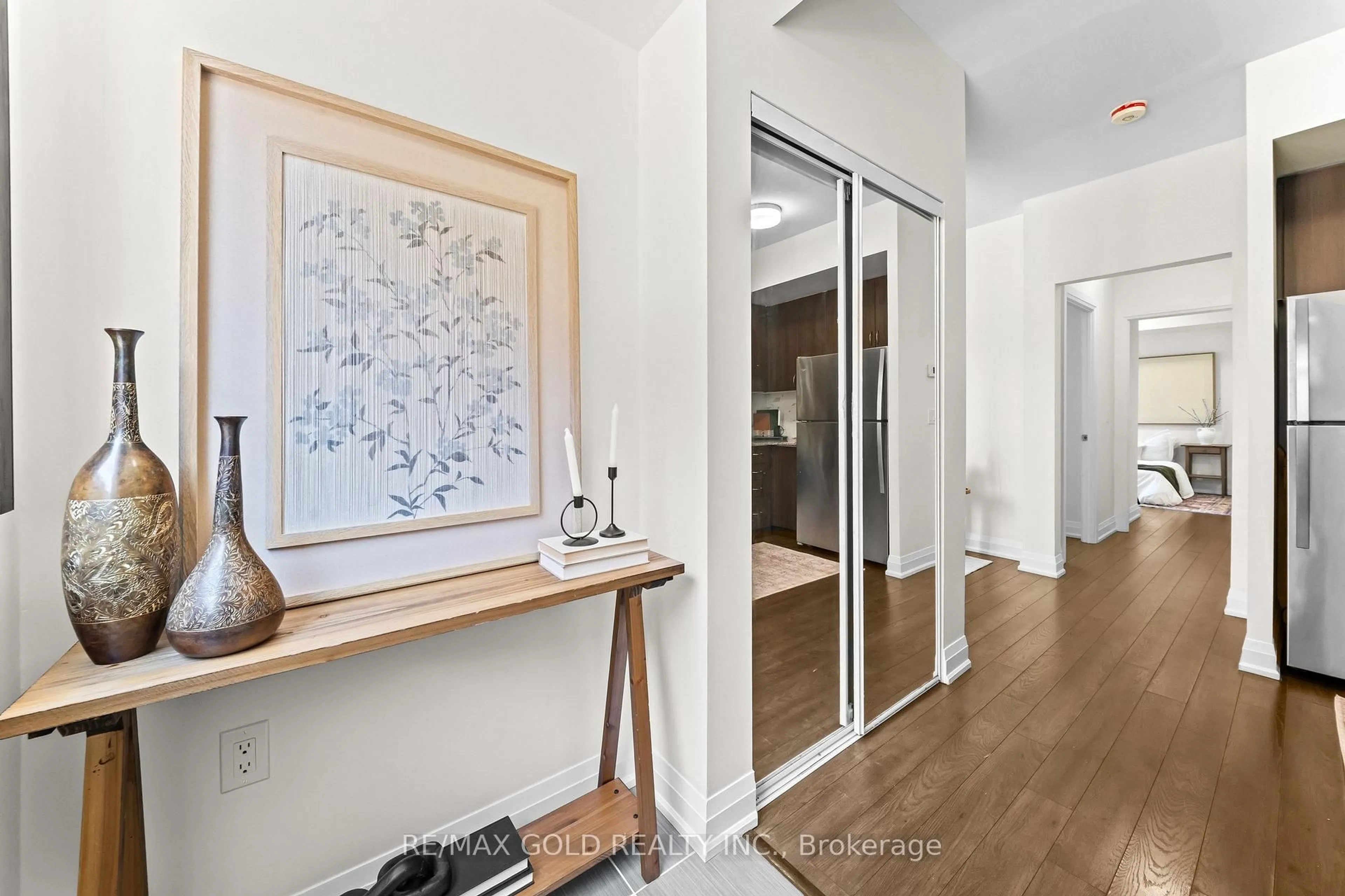 Indoor entryway for 18 Coles Ave #602, Vaughan Ontario L4L 1L9