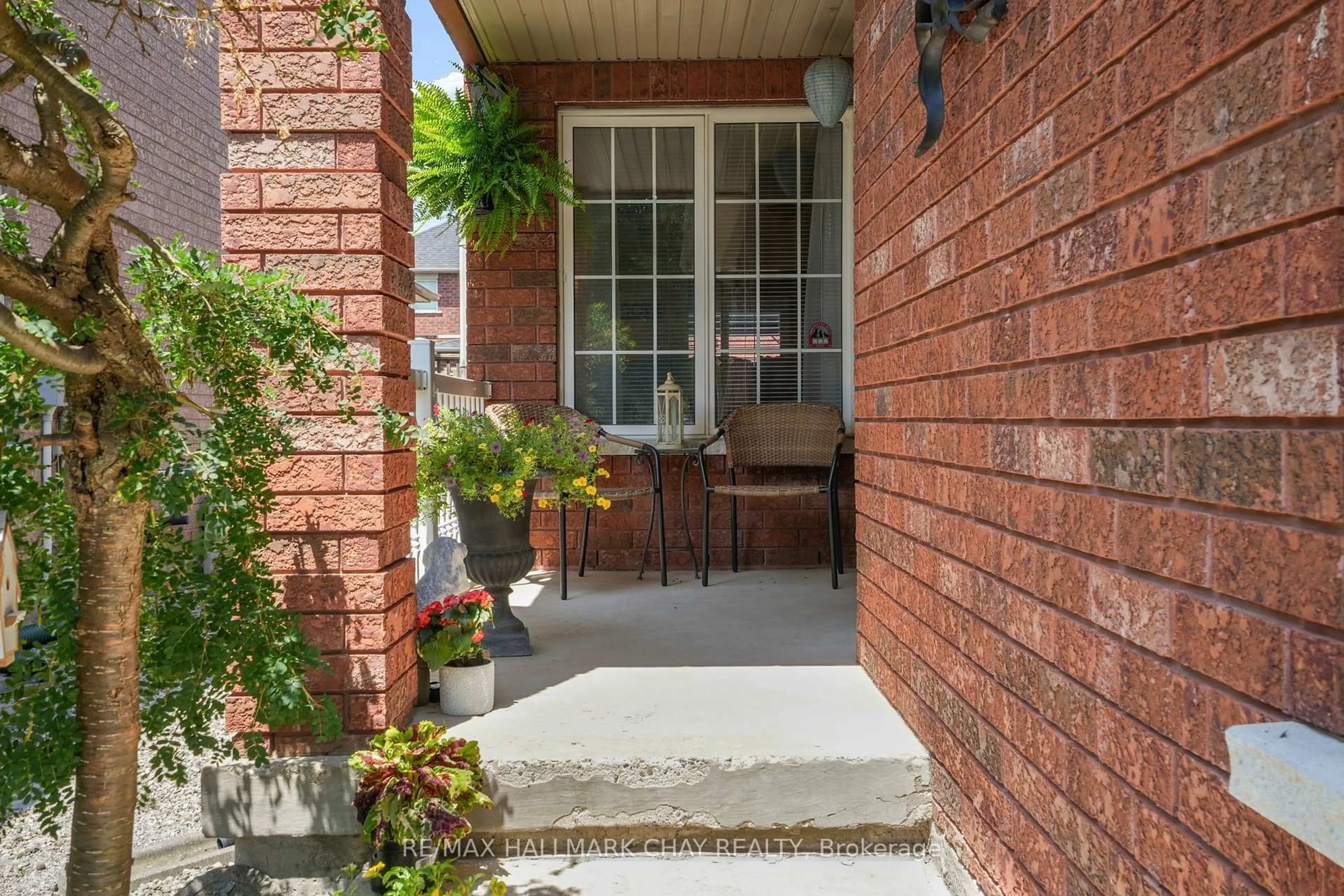 Patio, street for 110 Henderson Cres, New Tecumseth Ontario L9R 1Y5