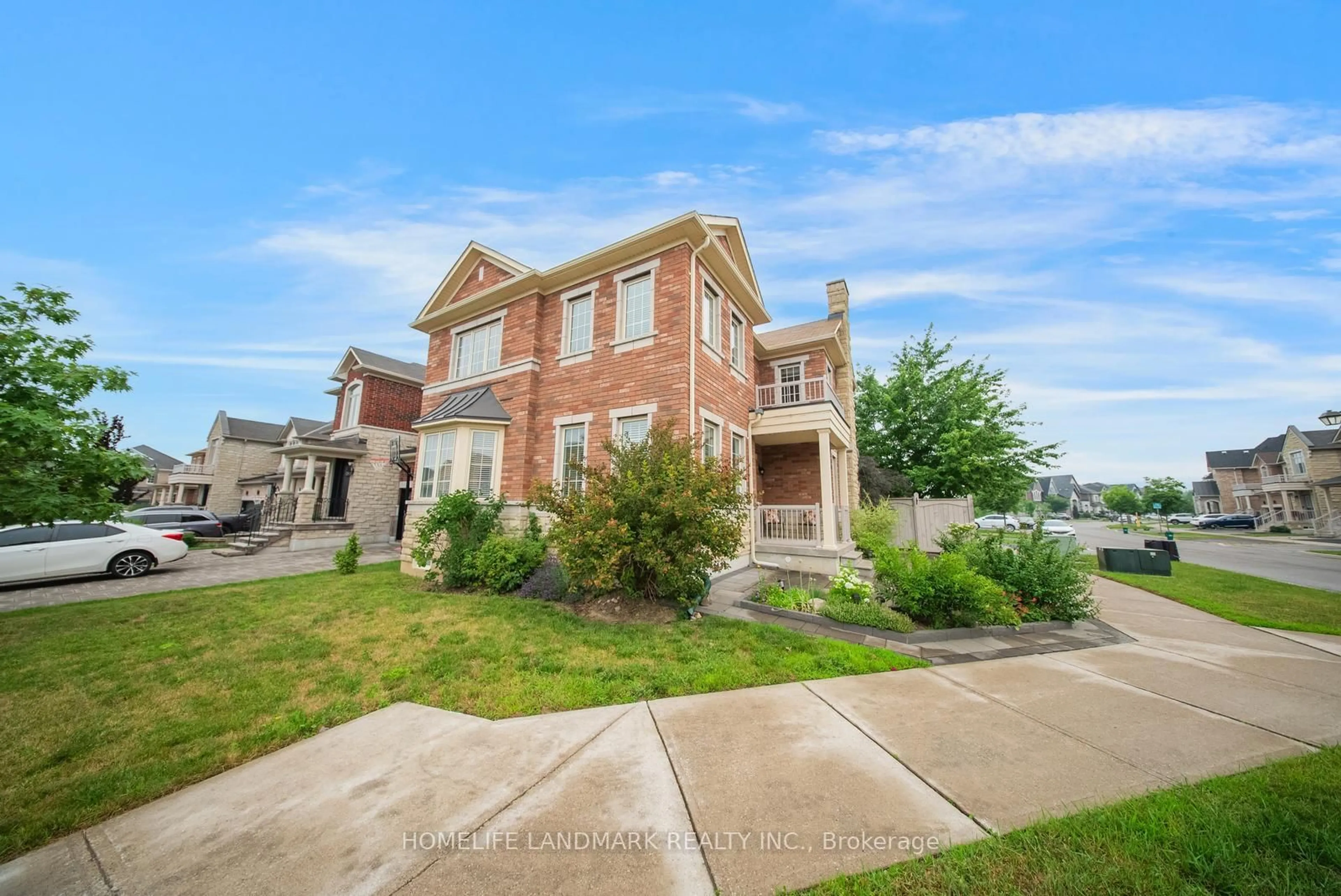 A pic from outside/outdoor area/front of a property/back of a property/a pic from drone, street for 298 West Lawn Cres, Whitchurch-Stouffville Ontario L4A 1X3
