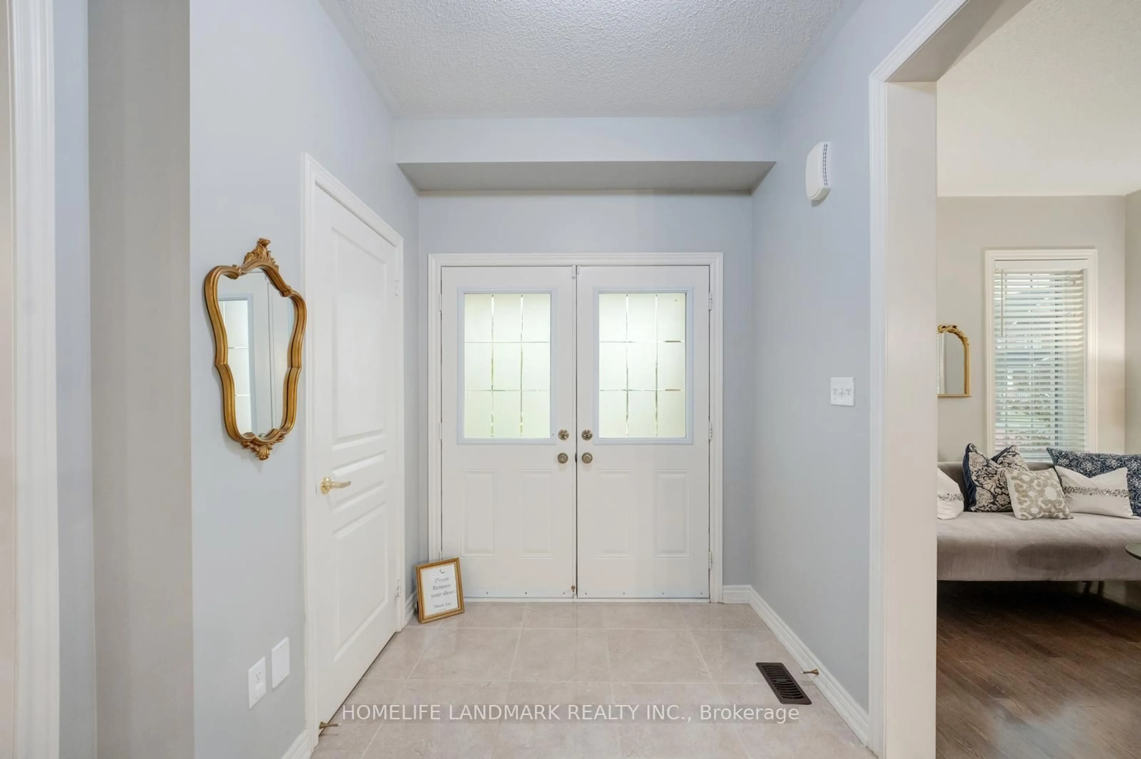 Indoor entryway for 298 West Lawn Cres, Whitchurch-Stouffville Ontario L4A 1X3