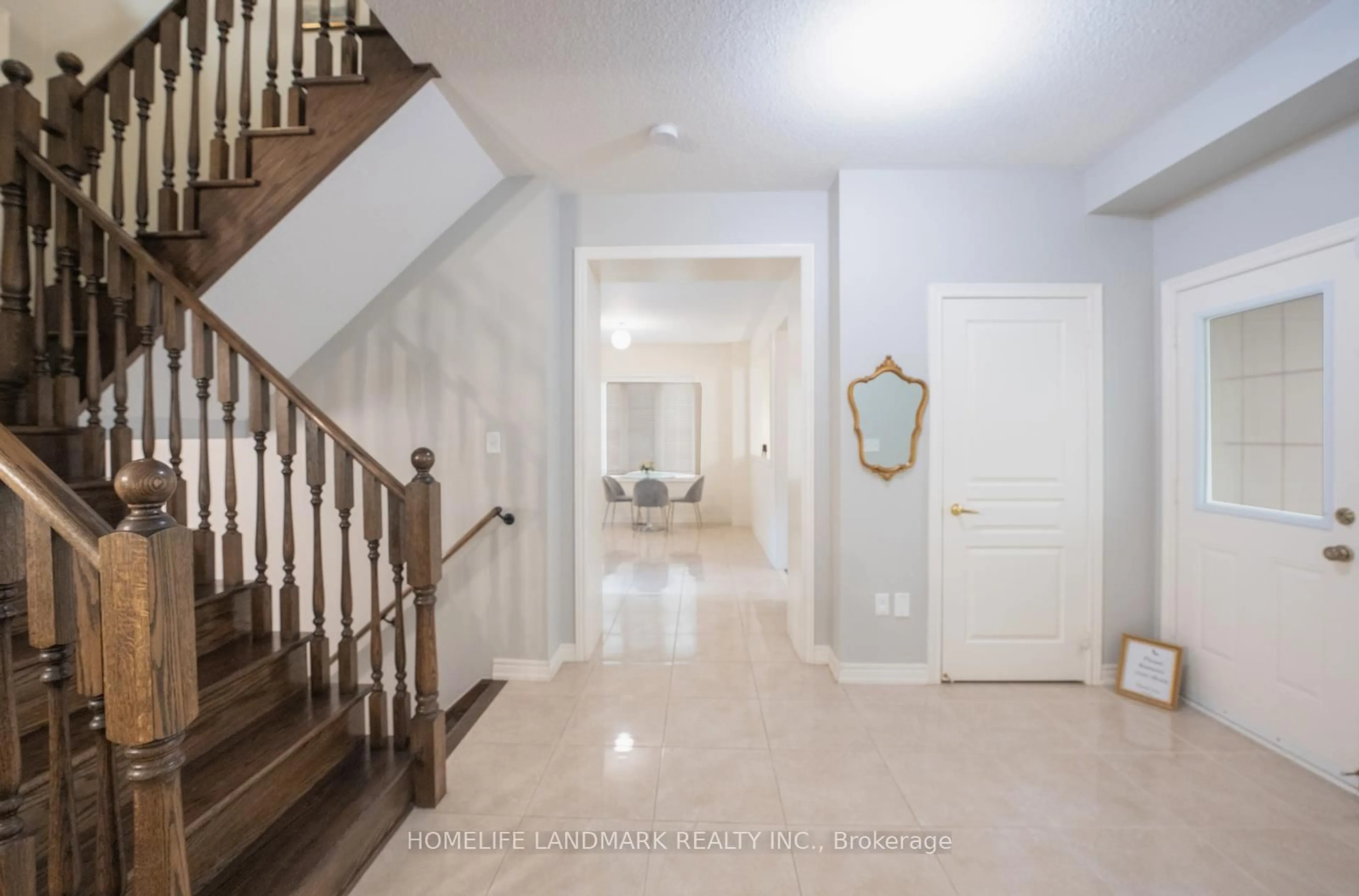 Indoor foyer for 298 West Lawn Cres, Whitchurch-Stouffville Ontario L4A 1X3