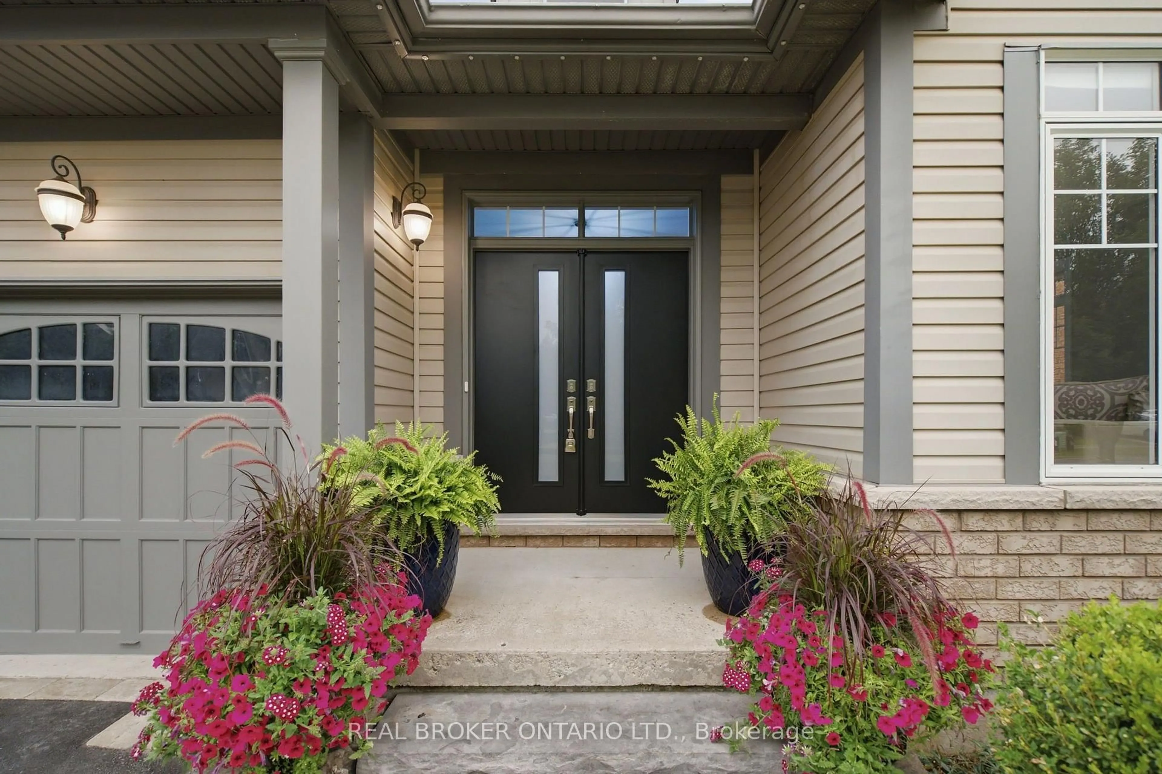 Indoor entryway for 126 Second Ave, Uxbridge Ontario L9P 2A2